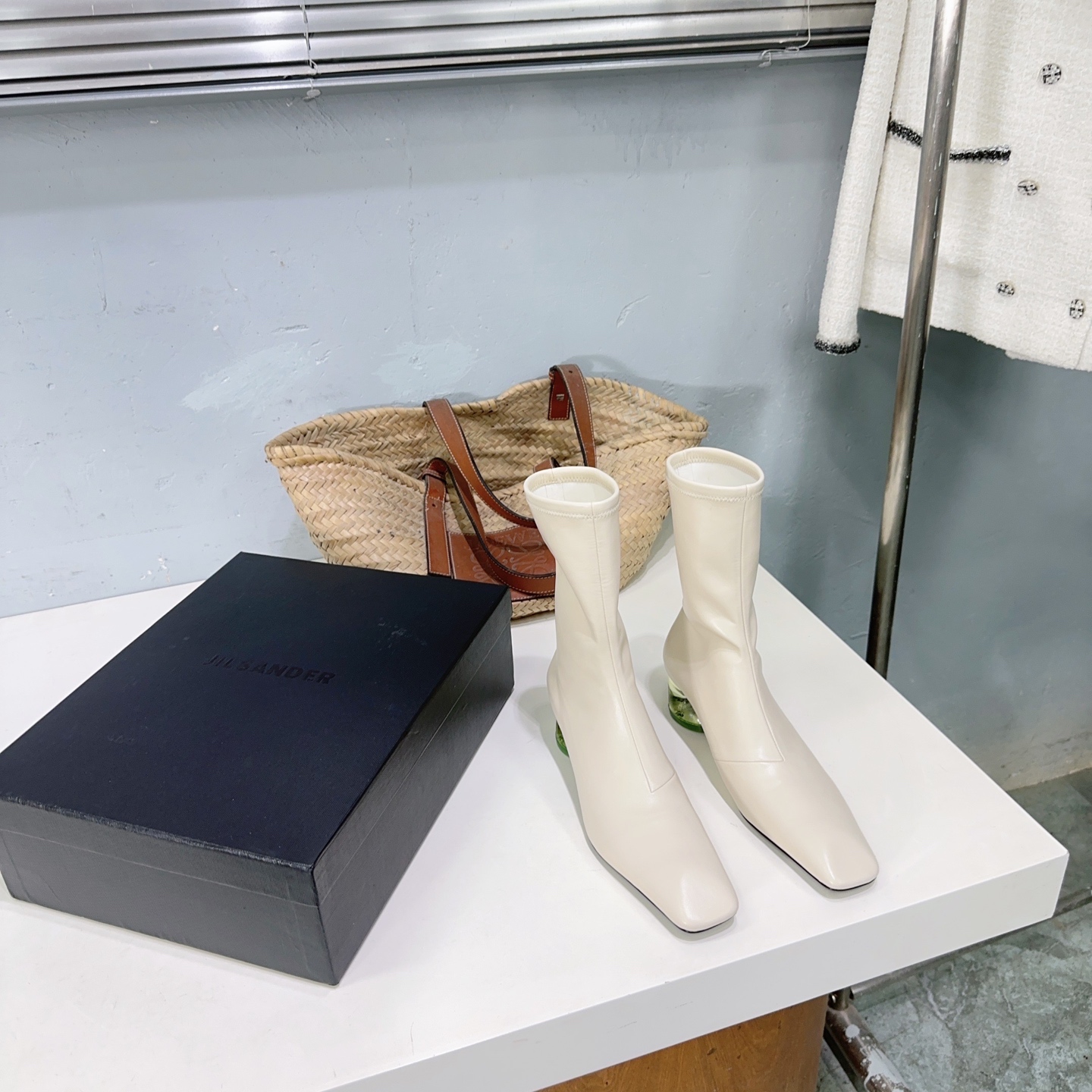 NO:578069,High quality and short!  Niche trendy brand Jilsander 2025ss new autumn and winter crystal transparent heel slim hot girl knight boots elastic boots!  Minimalist fried chicken soft and comfortable low-heeled shoes are a must-have for fashionistas. They do not have any complicated decorations and have an excellent vintage feel. They are pure and minimalist in a neat and poetic way. They are versatile and not easy to dress up. Slim boots!  The upper is made of original elastic leather, padded sheepskin, and genuine leather outsole imported from Italy. Heel height: 4.5cm. Size: 35-40 (40 can be customized and non-refundable). Comes with original packaging, boots, jil sander, boots, sheepskin, and Leather soles.19860909高品质矮！小众潮牌Jilsander 2025ss秋冬新品水晶透明跟修身辣妹骑士靴弹力长筒靴！ 极简主义炒鸡柔软舒适矮跟鞋时髦精绝对不能错过的必入款,没有任何繁杂装饰,质感极好的vintage感,纯粹和极简做得利落又诗意 百搭不易装款 显瘦筒靴！ 鞋面采用原版弹力皮 垫脚羊皮 意大利进口真皮大底 跟高:4.5cm 码数:35-40（40定做不退换） 配原版包装,靴子,jil sander,boots,sheepskin,Leather soles,Women's Shoes