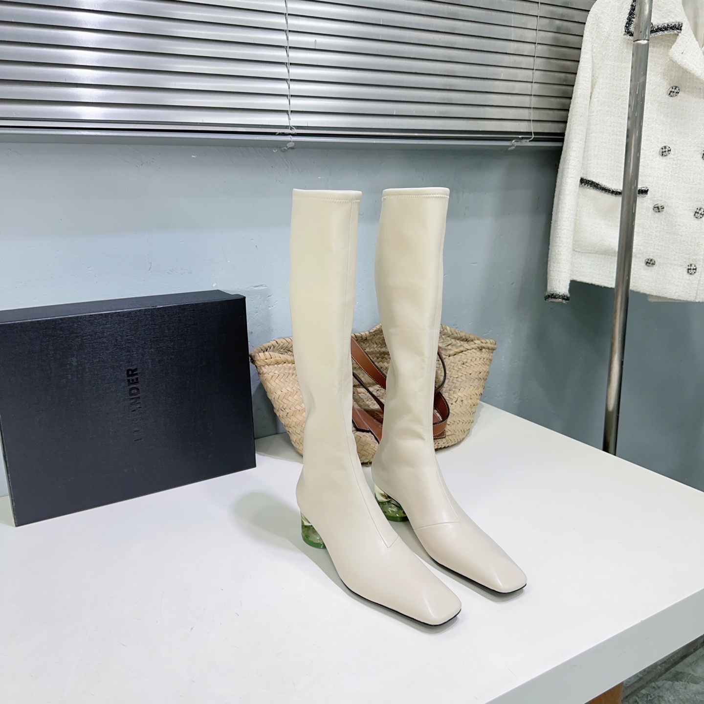 NO:578073,High quality!  Niche trendy brand Jilsander 2025ss new autumn and winter crystal transparent heel slim hot girl knight boots elastic boots!  Minimalist fried chicken soft and comfortable low-heeled shoes are a must-have for fashionistas. They do not have any complicated decorations and have an excellent vintage feel. They are pure and minimalist in a neat and poetic way. They are versatile and not easy to dress up. Slim boots!  The upper is made of original elastic leather, padded sheepskin, and genuine leather outsole imported from Italy. Heel height: 4.5cm. Size: 35-40 (40 can be customized and non-refundable). Comes with original packaging, boots, jil sander, boots, sheepskin, and Leather soles.19860909高品质高！小众潮牌Jilsander 2025ss秋冬新品水晶透明跟修身辣妹骑士靴弹力长筒靴！ 极简主义炒鸡柔软舒适矮跟鞋时髦精绝对不能错过的必入款,没有任何繁杂装饰,质感极好的vintage感,纯粹和极简做得利落又诗意 百搭不易装款 显瘦筒靴！ 鞋面采用原版弹力皮 垫脚羊皮 意大利进口真皮大底 跟高:4.5cm 码数:35-40（40定做不退换） 配原版包装,靴子,jil sander,boots,sheepskin,Leather soles,Women's Shoes