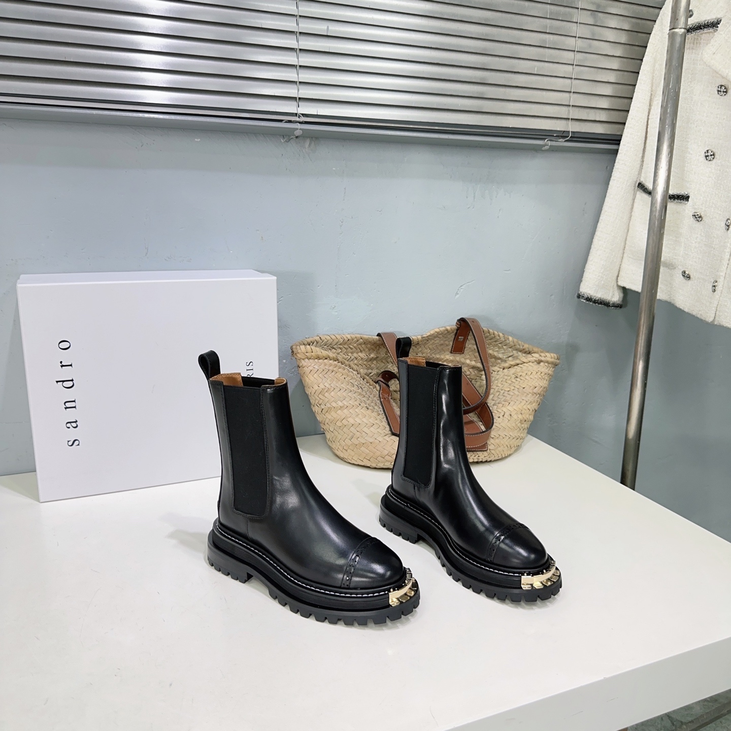 NO:578077,High quality! Niche trendy brand Sandro 2025ss autumn and winter classic big gold tooth hardware iron toe elastic elastic thick-soled boots! 'Sandro' is a hot recommendation in Xiaohongshu! Girls with a tube height of 7 inches, long legs and short legs have options! The upper feet are super pedicured, and the legs are super long and slender! The inside of the shoes is soft and elastic, making it very comfortable to walk! The metal elements added to the toes are particularly handsome and are commonly known as big gold tooth boots! A must-have item for this fall and winter! The upper is made of calfskin and the lining is water-dyed cowhide! Original molded combination rubber outsole! Tube height: 7 inches Number of yards: 35-40 (custom order of 40 is non-refundable) Comes with original packaging, boots, cowhide19860909高品质！小众潮牌Sandro 2025ss秋冬经典大金牙五金铁头松紧弹力厚底靴！ “桑德罗”小红书火爆推荐!筒高7寸腿长腿短的妹子都有选择哦！上脚超级修脚型,超级无敌显腿长腿细!鞋內软弹舒适,走路很舒服!鞋头添加金属元素特别帅气俗称大金牙靴！今年秋冬必入的一款单品！ 鞋面采用采用小牛皮 内里垫脚水染牛皮！ 原版开模组合橡胶大底！ 筒高:7寸 码数:35-40（40订做不退换） 配原版包装,靴子,boots,cowhide,Women's Shoes