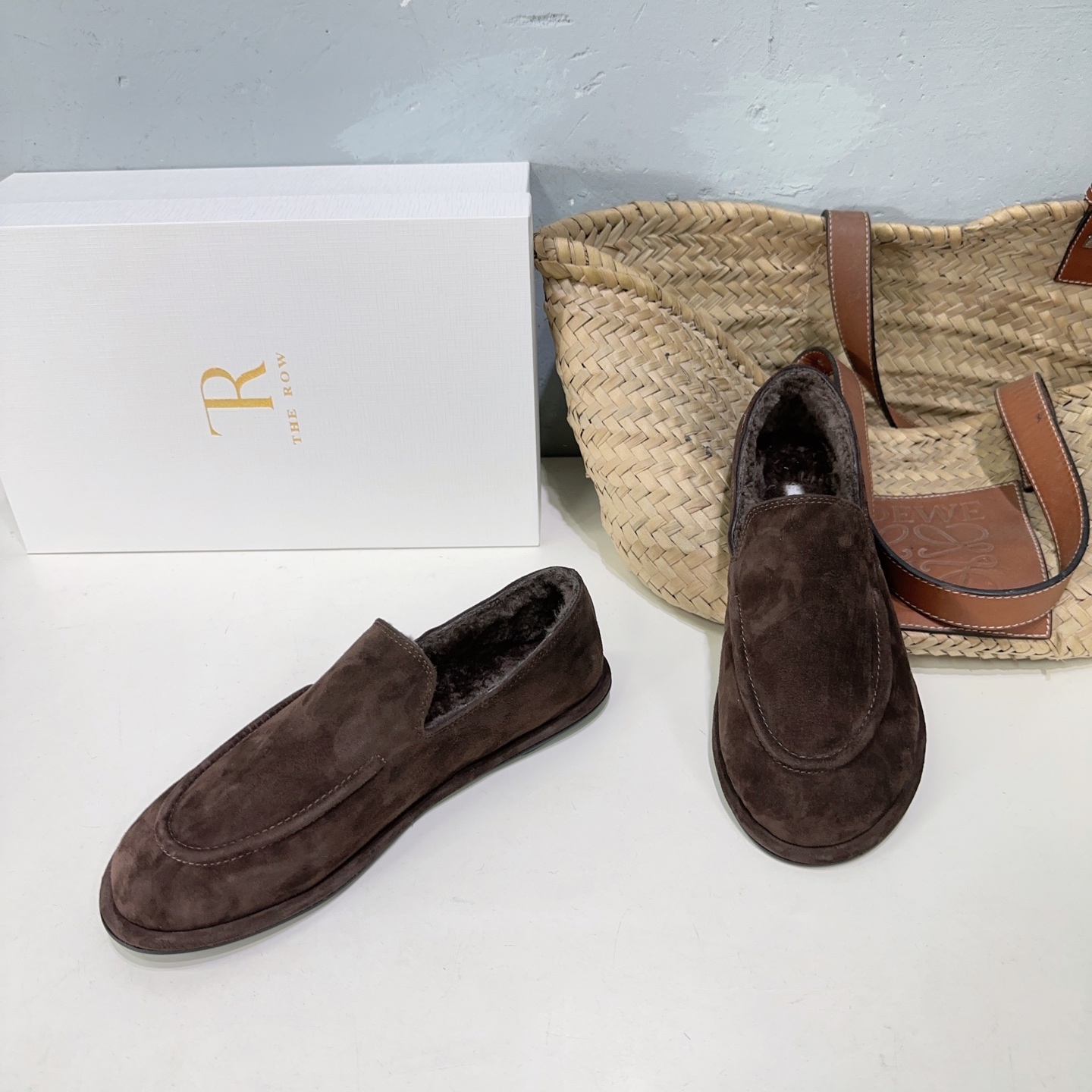 NO:592393,High quality!  The niche fashion brand The Row 25ss new autumn and winter wool warm bun shoes loafers!  An incomparably comfortable pair of simple furry flat shoes!  Wear this winter's popular suede boots, which are fashionable and high-end and look minimalist and elegant!  It combines the style of desert boots and moccasin moccasins. It is made of soft dark brown suede. The overall upper body is slim, fit, soft and breathable. It is very light. It is equipped with lightweight rubber soles. It is very comfortable for daily walking and commuting. The ultra-low heels are retro and versatile when paired with long socks and shorts. It is the best choice for autumn. The inner foot pad is made of imported lamb wool, which is warm and comfortable. The original open-molded rubber soft sole is light and wear-resistant.  Size: 35-40 (40 is non-refundable) Comes with original packaging, furry shoes, loafers, boots, chamois leather19860909高品质！小众潮牌The Row 25ss秋冬新款羊毛保暖包子鞋乐福鞋！一双无敌舒适的加毛平底简易单鞋！ 穿上今冬流行的麂皮靴 这款时髦高级 看就极简贵气！ 融合了沙漠靴和莫卡辛软皮鞋的风格 以柔软的深啡麂皮拼接制成 整体上身秀气贴合又柔软透气 本身自重很轻 搭配轻便的橡胶鞋底 日常暴走通勤都很舒服 超低跟搭配长袜短袜都很复古百搭 是入秋的不二选择 内里垫脚采用进口羊羔毛 保暖舒适 原版开模橡胶软底 轻便耐磨 码数:35-40（40定不退换） 配原版包装,毛毛鞋,loafers,boots,chamois leather,Women's Shoes