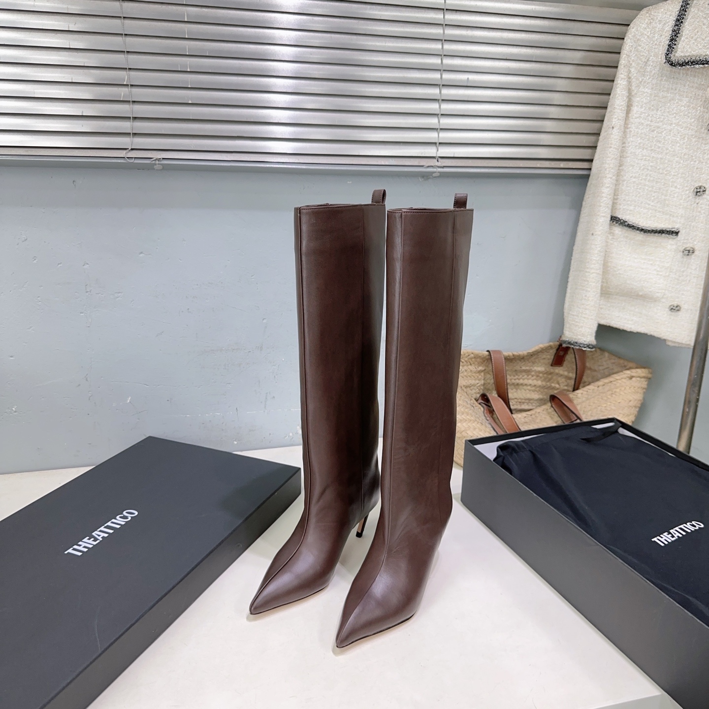 NO:592389,High quality!  Niche trendy brand the attico 2025ss new autumn and winter fashionable straight pointed toe high-heeled boots. Super high-grade single product. A pair of boots that look good with all clothes. It’s amazing. The original version was purchased for 1w. Perfectly restored. It’s amazing. A visual feast. Sexy and free temperament. Simple temperament style!  The upper is made of imported cow suede, the lining is water-dyed cowhide, and the genuine leather outsole imported from Italy Heel height: 6.5 cm Size: 35-42 (40, 41, 42 are non-returnable) Comes with original packaging, boots, boots, cowhide, Leather soles19860909高品质！小众潮牌 the attico 2025ss秋冬新品时髦直筒尖头高跟长靴 超高品味单品 搭配一切衣服都好看的一双靴 太绝了 原版1w购入 完美还原 太绝了 视觉盛宴 性感自由气质 简约气质款式！ 鞋面采用进口牛反绒 内里垫脚水染牛皮 意大利进口真皮大底 跟高 :6.5 cm 码数:35-42（40 41 42定不退换） 配原版包装,靴子,boots,cowhide,Leather soles,Women's Shoes