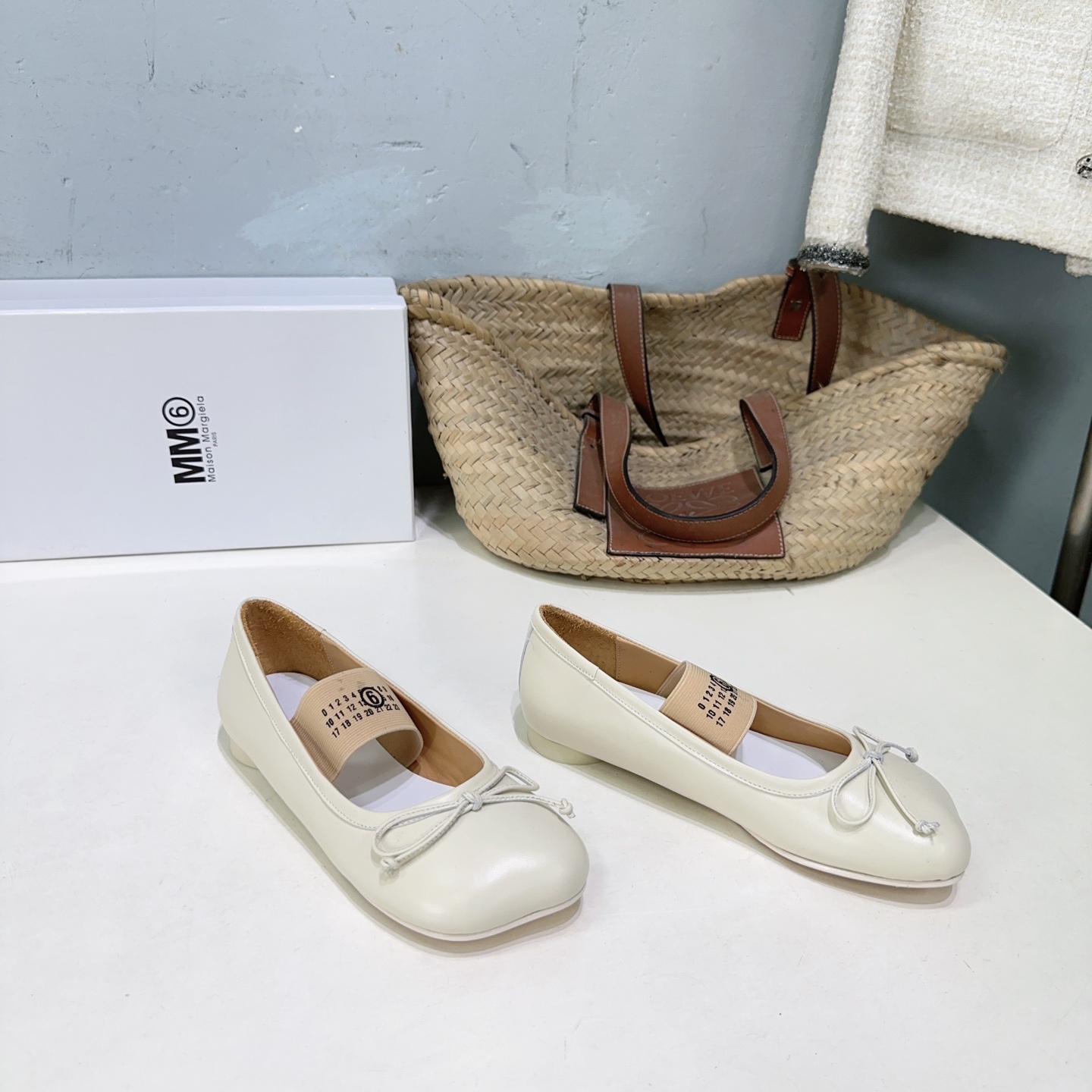 NO:592397,High quality!  The niche trendy brand Maison Magical 2026 spring and summer mm6 Margiela new product is the latest super ballerina pig nose square toe shoes!  Needless to say, it is comfortable. The silhouette, unique crocodile pattern leather and contrasting materials are features worth looking forward to!  These ballet shoes are made of very high-quality crocodile pattern calfskin material/square toe elegance and logo elastic band. They are absolutely perfect. The inner foot pad is water-dyed cowhide. Italian imported genuine leather outsole. Size: 35-40 (40 customized items are non-refundable). Comes with original packaging, ballet shoes, masion margiela, masion margiela, cowhide, Leather soles.19860909高品质！小众潮牌Maison Magical 2026春夏mm6马吉拉新品最近超级的芭蕾舞猪鼻子方头单鞋！ 舒适度不用说 肯定会很舒服的 廓形 独具匠心的鳄鱼纹皮料和对比材质值得期待的特色 ！ 这款芭蕾舞鞋采用很有质感的鳄鱼纹小牛皮料/方头的雅致和logo松紧带 简直绝绝子了 内里垫脚水染牛皮 意大利进口真皮大底 码数:35-40（40定做不退换） 配原版包装,芭蕾舞鞋,masion margiela,masion margiela,cowhide,Leather soles,Women's Shoes