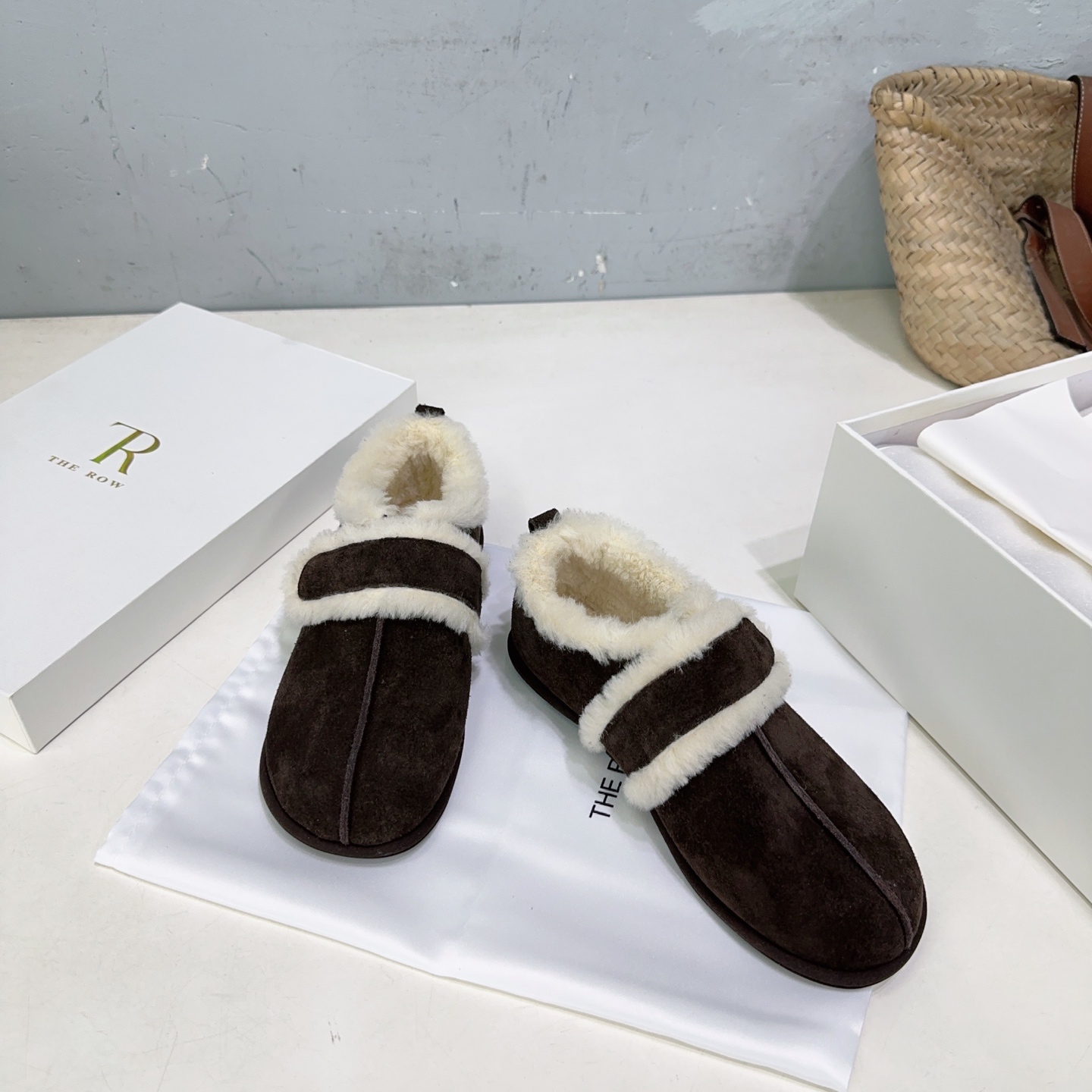 NO:592395,High quality!  The niche trendy brand The Row 25ss new warm lamb wool Velcro bun shoes for autumn and winter and wool shoes!  Who can resist such a pair of versatile and warm snow boots?  My favorite wool shoes in autumn must be shared with everyone!  Wear it casually with a windbreaker, jeans, trousers, skirt, etc. when going out on the street. It is very easy to match!  The independently molded shoe last supports the right shoe shape at first glance. The shoe is not stiff and the heel does not fall off when you bend it. You don't have to worry about being too soft and unsupported. The curvature can be seen completely on the side and the side of the shoe with Velcro, so you don't have to choose any foot shape!  The upper is made of cow suede, wool foot lining, original molded rubber outsole, size: 35-41 (40 and 41 are non-refundable), comes with original packaging, fur shoes, boots, skirts19860909高品质！小众潮牌The Row 25ss秋冬新款保暖羊羔毛魔术贴包子鞋羊毛鞋！ 有谁能拒绝这样一双百搭又保暖的雪地靴啊！入秋最爱的羊毛鞋 一定要分享给大家！ 出街穿它随便搭配风衣牛仔西裤短裙等等都是非常好搭的！独立开模鞋楦 支撑那个鞋型一看就对头 鞋子不板脚 弯曲跟脚不掉跟就属于这种 也不用担心过软没有支撑 侧面和鞋子一字带魔术贴侧面是完全可以看到那个弧度的,所以不挑任何脚型！ 鞋面采用牛反绒 羊毛垫脚内里 原版开模橡胶大底 码数:35-41（40 41定不退换） 配原版包装,毛毛鞋,boots,skirts,Women's Shoes