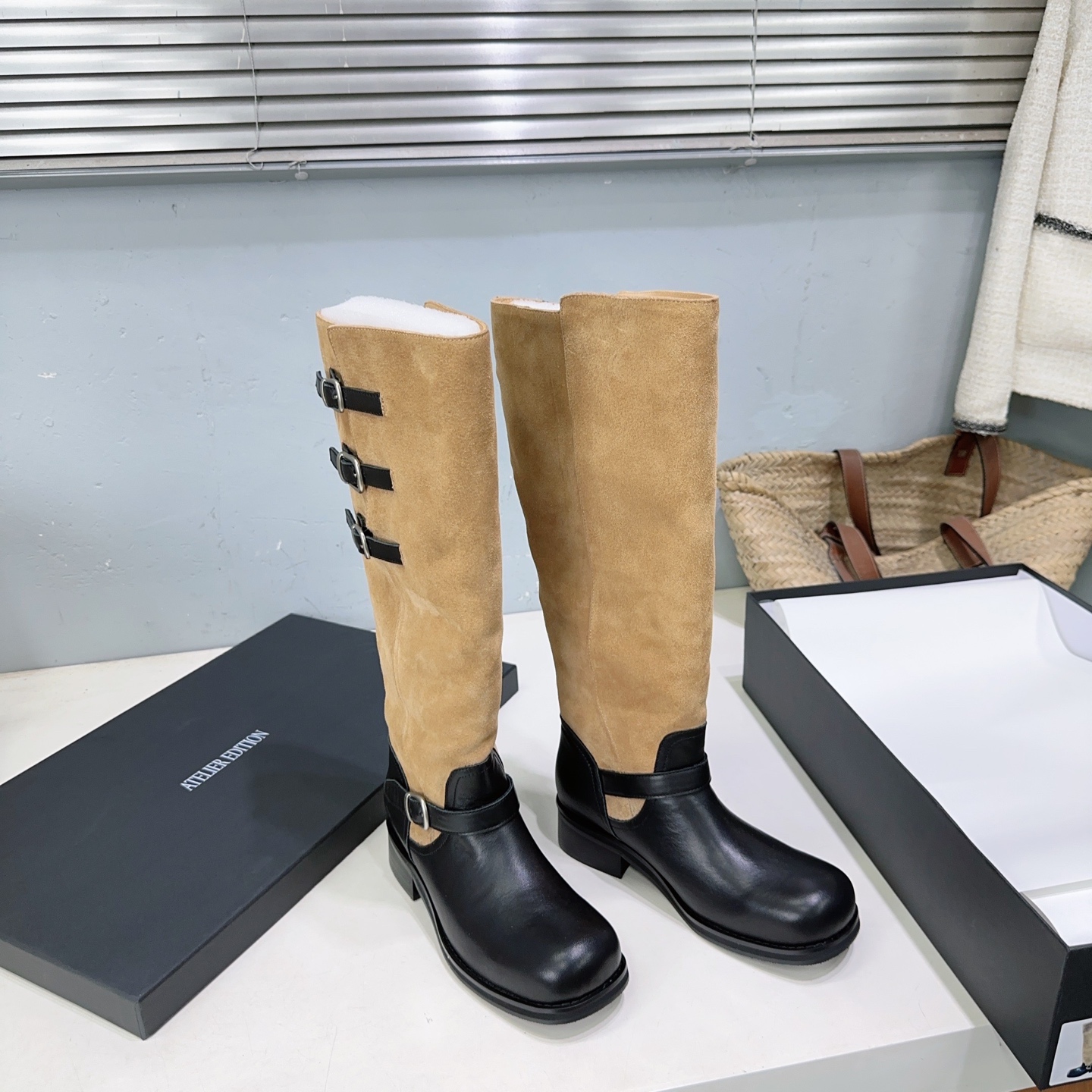 NO:592391,High quality! Niche fashion brand Atelier Edition25ss new autumn and winter Korean style retro buckle thick heel round toe color-blocked long boots knight boots! A fashionable color-blocked Korean-style outfit with a strong sense of relaxation! This pair of boots blends retro and punk into a high-end feel. In autumn and winter, you can easily control the footwear, which can make your style instantly appear~ The brown boots are full of high-end atmosphere without clashing. The upper is made of imported calfskin spliced with suede, the lining is sheepskin, and the original open-molded outsole. Heel height: about 4cm. Size: 35-40 (40 is custom-made and cannot be returned or exchanged) Comes with original packaging, boots, cowhide, sheepskin19860909高品质！小众潮牌Atelier Edition25ss秋冬新品韩国风复古扣带粗跟圆头拼色长靴骑士靴！ 松弛感非常强的一款时尚拼色韩风穿搭！ 这双长靴把复古与朋克揉成高級感.秋冬上脚軽軽松松拿捏,都能让你风格瞬间出圈～棕色长靴穿出不撞款的高级感氛围感也满满. 鞋面采用进口小牛皮拼接牛反绒 内里垫脚羊皮 原版开模大底 跟高:约4cm 码数:35-40(40订做不退换) 配原版包装,靴子,boots,cowhide,sheepskin,Women's Shoes