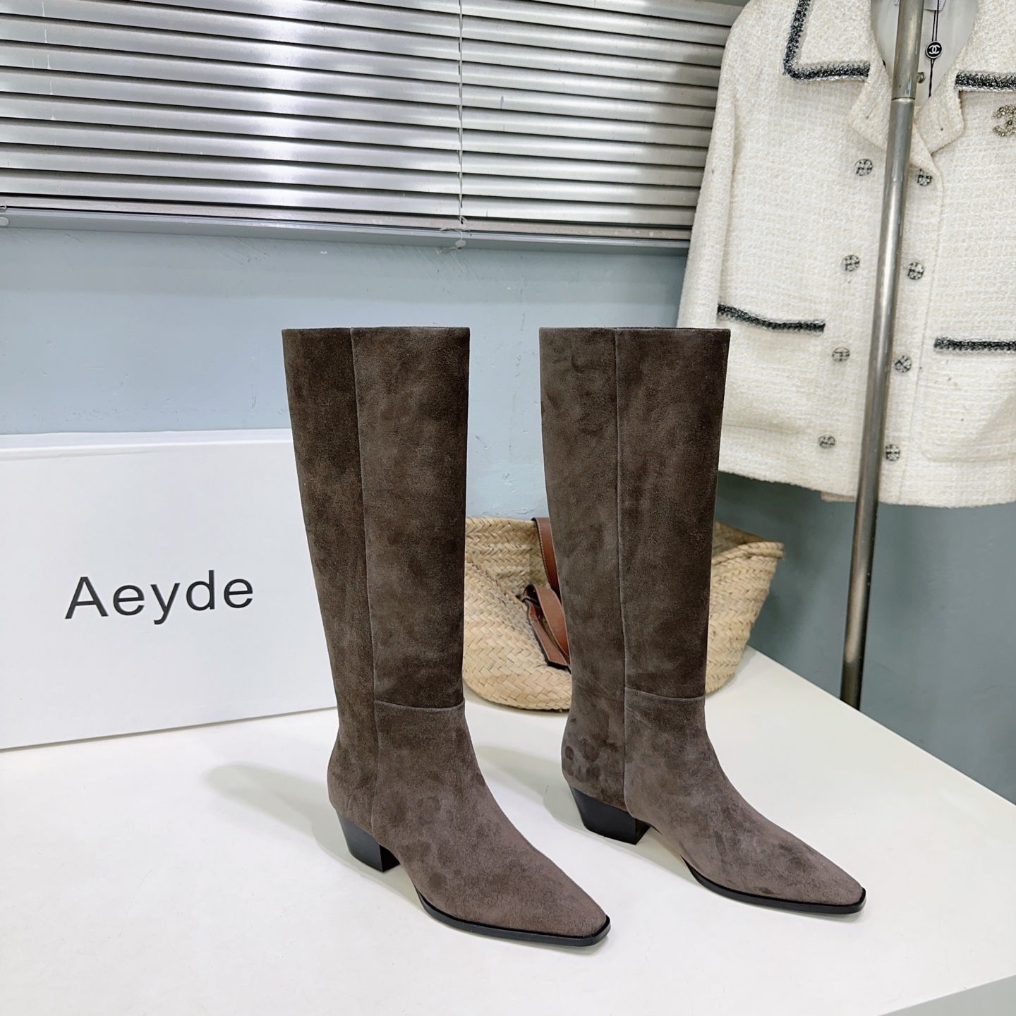 NO:613152,Aeyde 25ss new autumn and winter thick heel straight one-leg knight boots!  Simple style!  It’s a super easy-to-wear style. It’s very flattering on the legs. It’s really cool on the feet. It’s full of aura when paired with a coat in winter. The boots are soft and very comfortable to wear!  The upper is made of imported calfskin/cow suede, the lining is sheepskin, and the Italian imported genuine leather injection molded outsole Heel height: 4cm Size: 35-40 (40 is non-refundable) Comes with original packaging, boots, aeyde, boots, cowhide, sheepskin19860909Aeyde 25ss秋冬新款粗跟直筒一脚蹬骑士靴长靴！ 简约款！超好穿的版型 非常修饰腿型 上脚实在泰酷辣 冬天搭配大衣气场十足 靴筒柔软穿着舒适度非常高 ！ 鞋面采用进口小牛皮/牛反绒 内里垫脚羊皮 意大利进口真皮注塑大底 跟高:4cm 码数:35-40（40定不退换） 配原版包装,靴子,aeyde,boots,cowhide,sheepskin,Women's Shoes