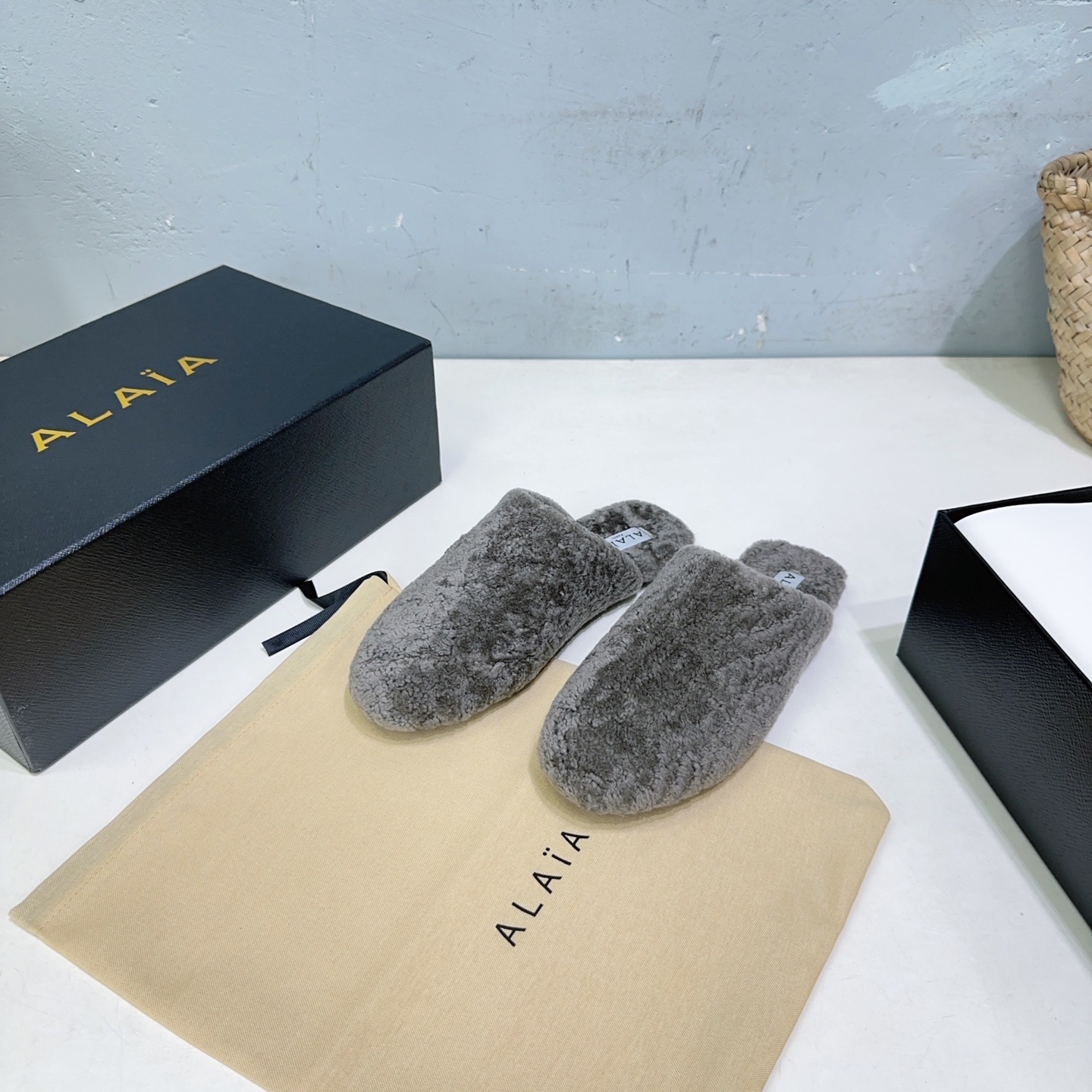 ¡Fábrica de alta calidad! Marca de moda de nicho 🔥ALAIA ALAIA 25 ¡nuevas pantuflas planas peludas y cálidas de lana de…
