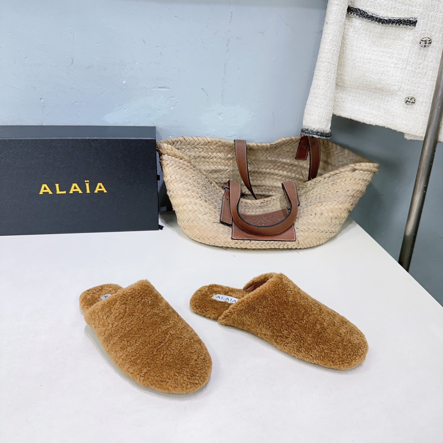 ¡Fábrica de alta calidad! Marca de moda de nicho 🔥ALAIA ALAIA 25 ¡nuevas pantuflas planas peludas y cálidas de lana de…