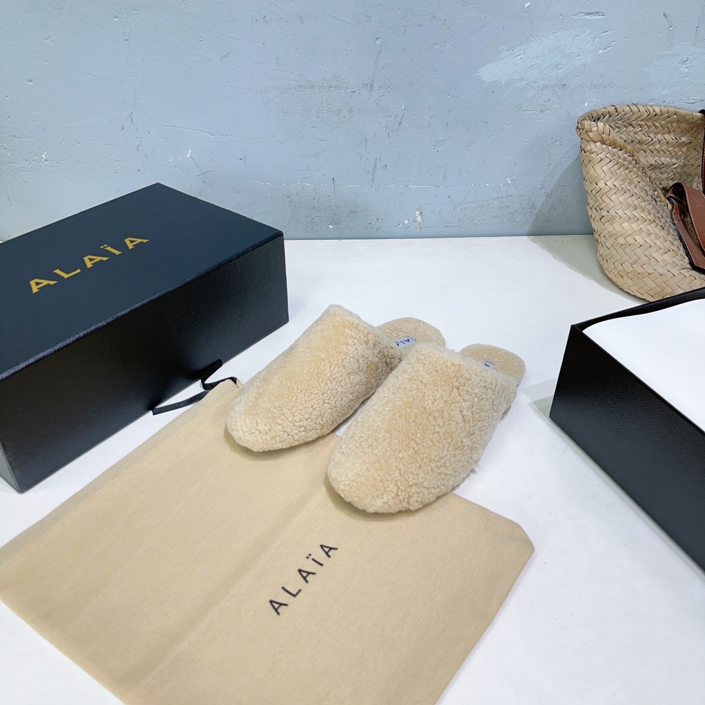 ¡Fábrica de alta calidad! Marca de moda de nicho 🔥ALAIA ALAIA 25 ¡nuevas pantuflas planas peludas y cálidas de lana de…