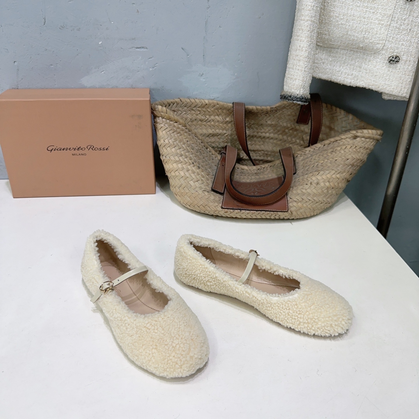 NO:696252,High quality!  Niche fashion brand Gianvito Rossi 25 new autumn and winter Rossi GR furry shoes, bun shoes, ballet shoes, thin-soled, super-soft, shallow-mouthed flat shoes!  Light, lively, and free-spirited autumn and winter shoes, with rounded lines that blend with the softness of ballet, and the agility and comfort of sports shoes, you will find elegant scenery wherever you go. Imported lamb wool on the upper, sheepskin on the lining, original molded rubber outsole, size: 35-42 (40.4142 is non-refundable), comes with original packaging, single shoes, sneakers, sheepskin19860909高品质！小众潮牌Gianvito Rossi 25秋冬新款罗西GR毛毛鞋包子鞋芭蕾舞鞋薄底超软浅口平底单鞋！ 轻盈生趣,姿态自如的秋冬鞋款,圆润线条融汇芭蕾柔美,兼具运动鞋的灵动与舒适,行之所至,皆是优雅风景. 鞋面进口羊羔毛 内里垫脚羊皮 原版开模橡胶大底 码数:35-42（40.4142定不退换） 配原版包装,单鞋,sneakers,sheepskin,Women's Shoes