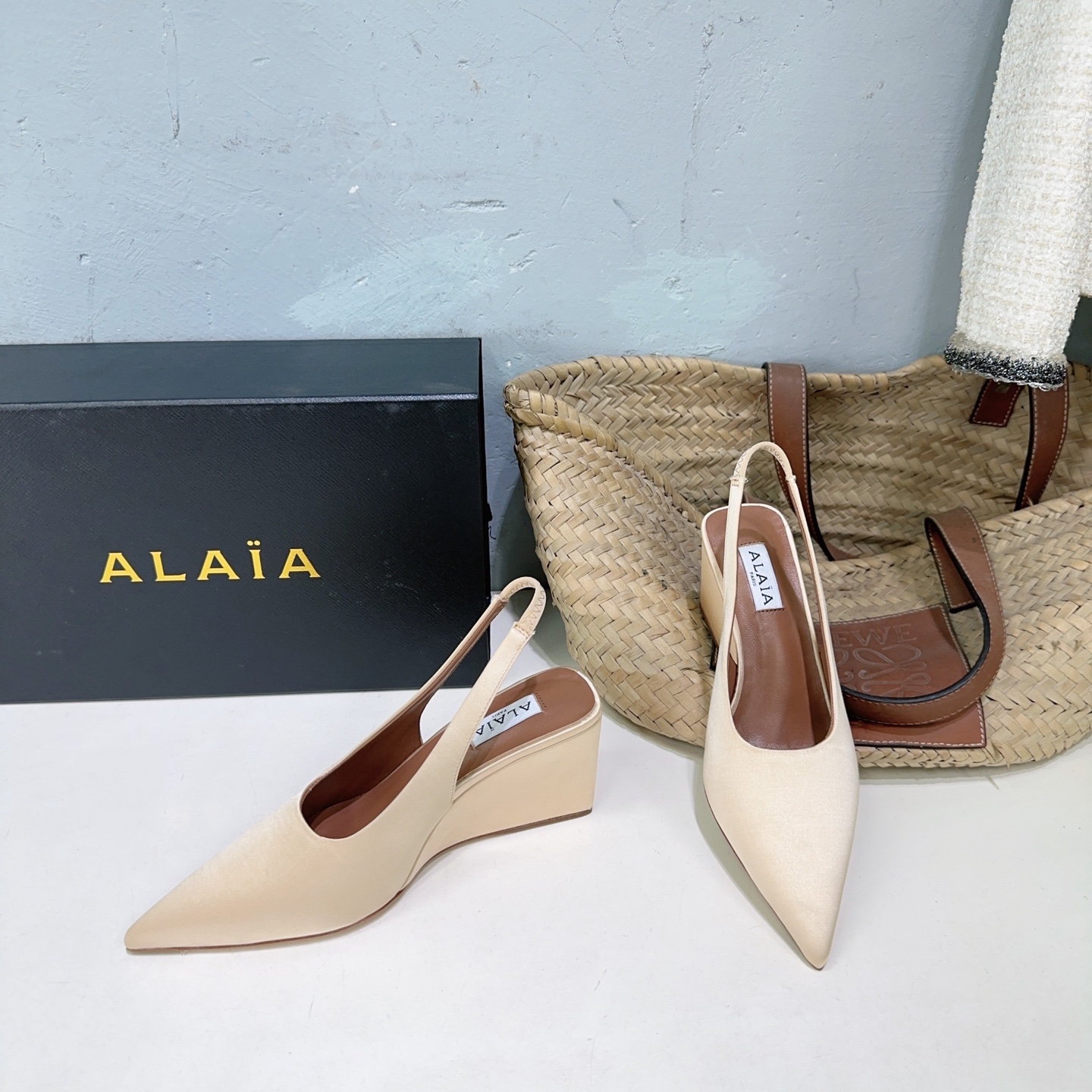 ¡Fábrica de alta calidad! Marca de moda de nicho 🔥 ALAIA 26 ¡Nuevas sandalias de seda con tacón de cuña y punta en pun…