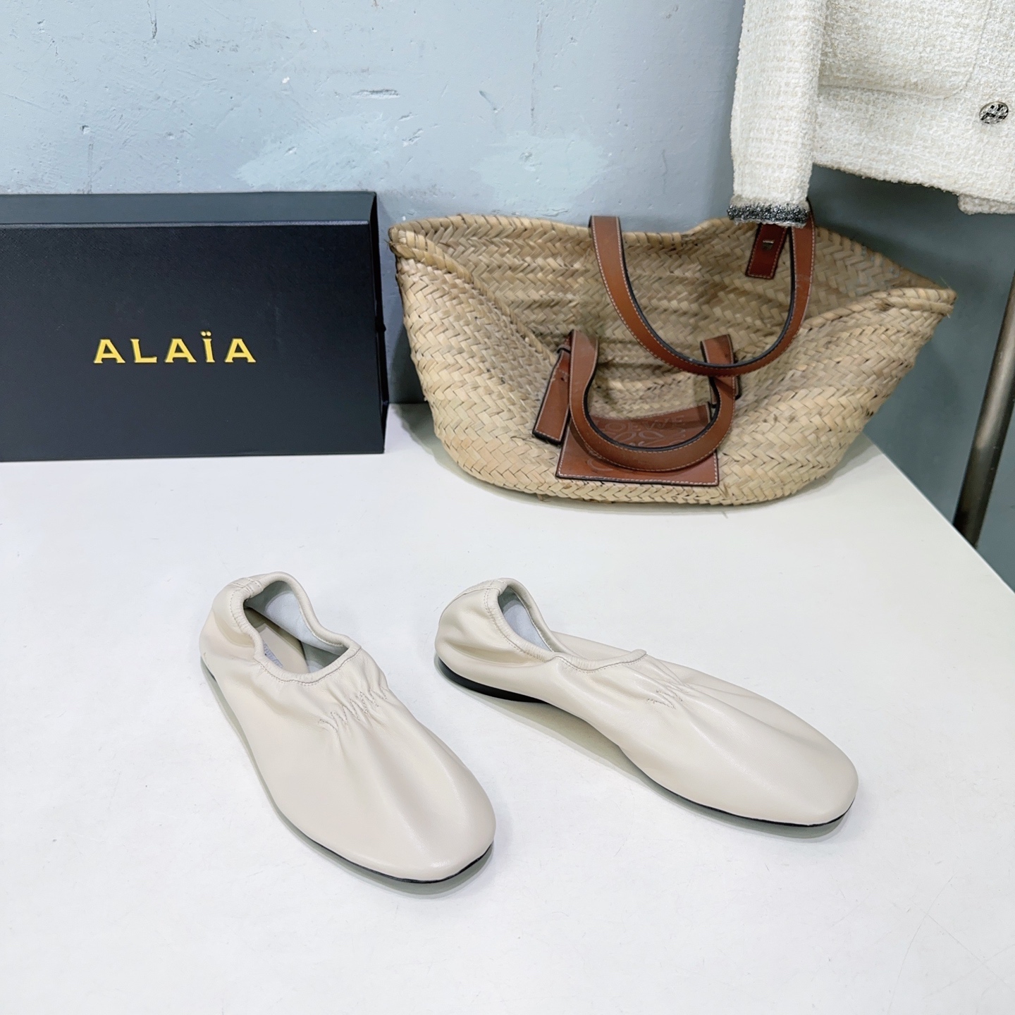 ¡Acabado brillante de fábrica de alta calidad! Marca de moda de nicho 🔥 ALAIA ALAIA 𝟐𝟔/𝐀𝐖Nuevo producto simple gra…