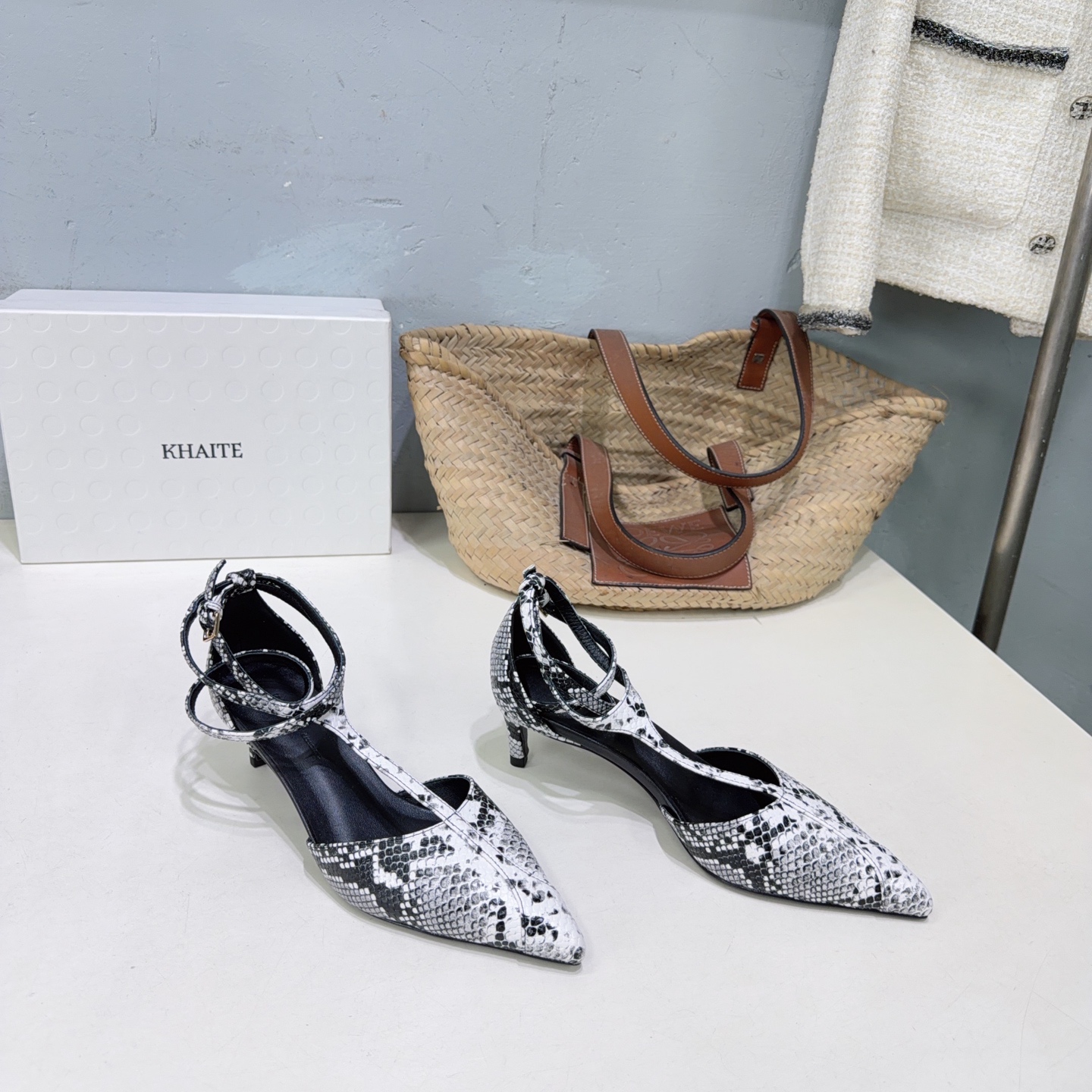 ¡Fábrica de alta calidad! Una marca de moda de nicho 🔥Khaite 26 primavera y verano nuevas sandalias de charol con tacó…