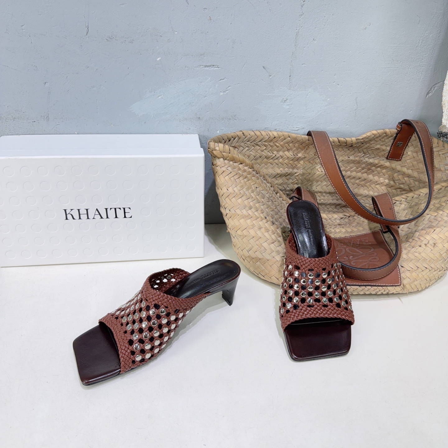 ¡Fábrica de alta calidad! Marca de moda de nicho 🔥khaite 26 primavera y verano nuevas zapatillas de tacón pequeño y gr…