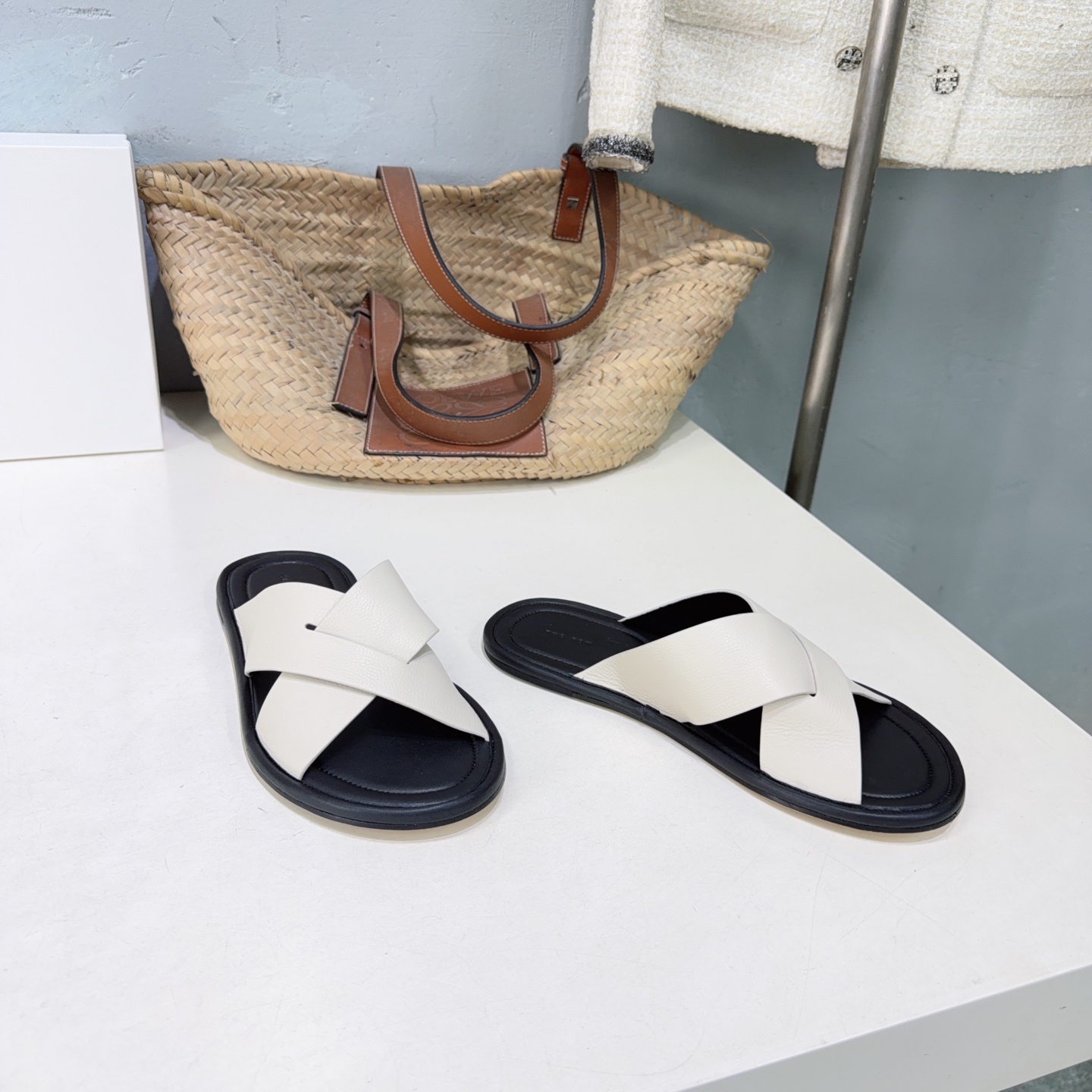 ¡Fábrica de alta calidad! Marca de moda de nicho 🔥THE ROW 26 ¡Nuevas zapatillas de playa planas, sencillas y con parte…