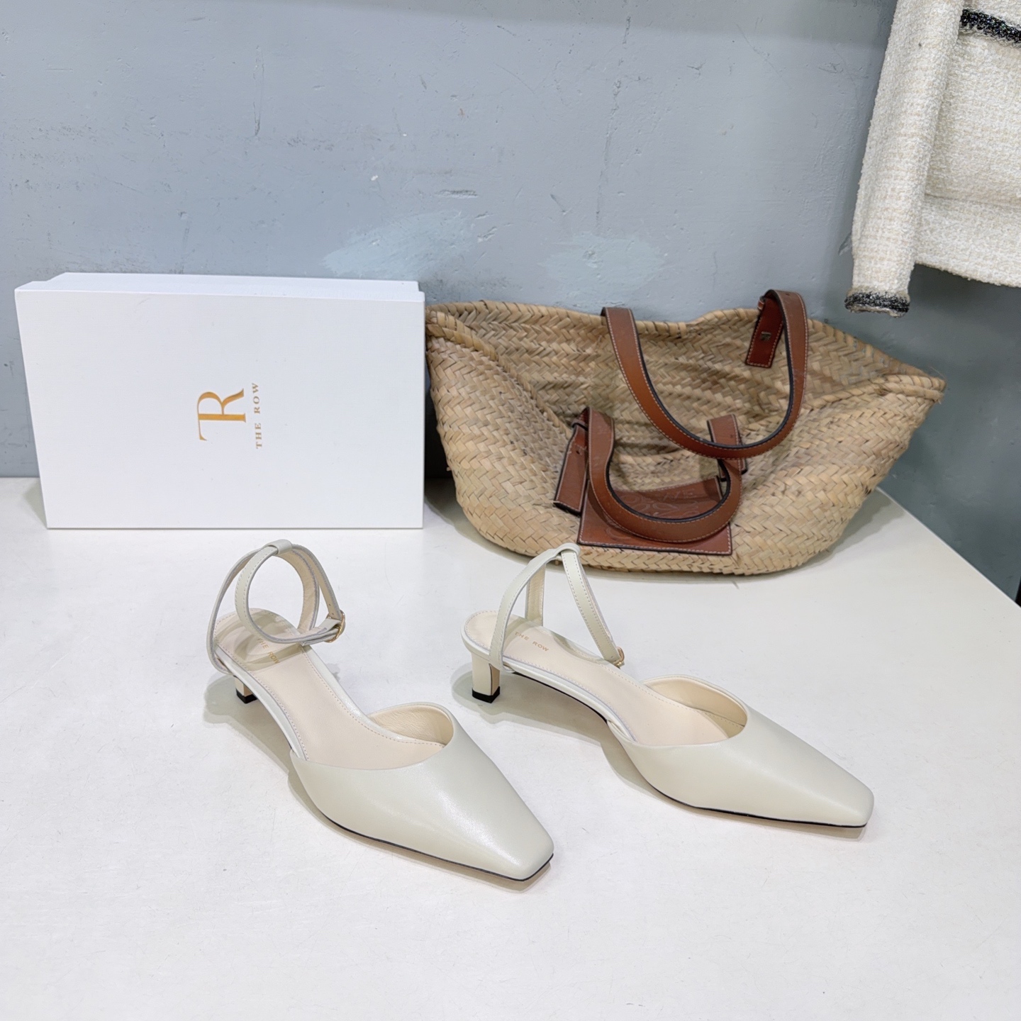 ¡Fábrica de alta calidad! Marca de moda de nicho 🔥 ¡The Row 26 nuevas sandalias huecas con punta cuadrada y tacón de g…