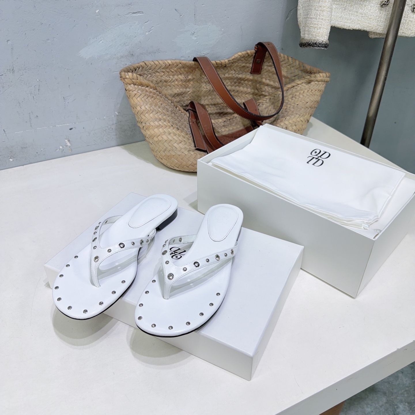 ¡Fondo plano de fábrica de alta calidad! Marca de moda de nicho 🔥ODTD 26 nuevas chanclas de tacón de gatito con remach…