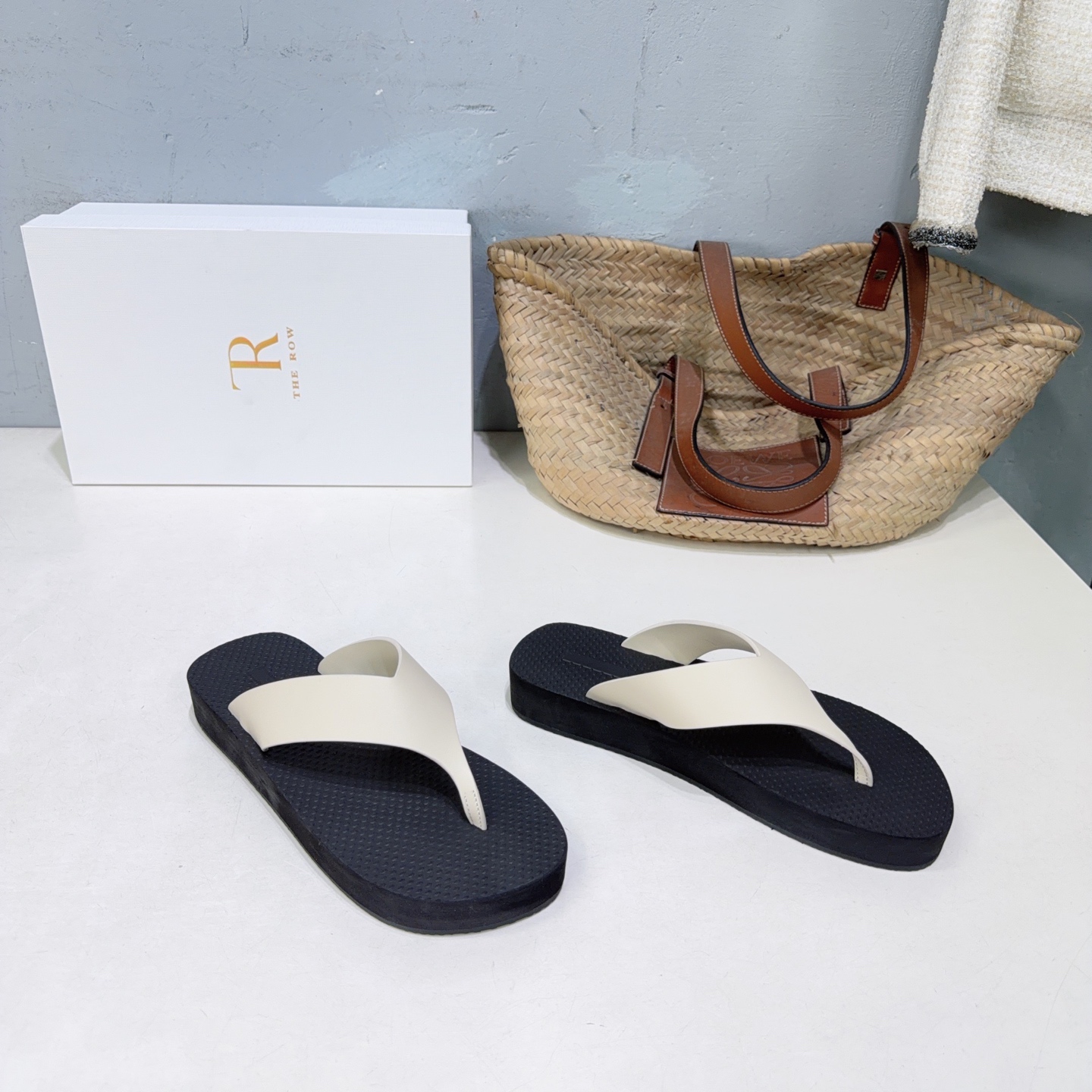 ¡Fábrica de alta calidad! Marca de moda de nicho 🔥THE ROW 26 ¡Nuevas chanclas de playa simples y de suela gruesa de es…