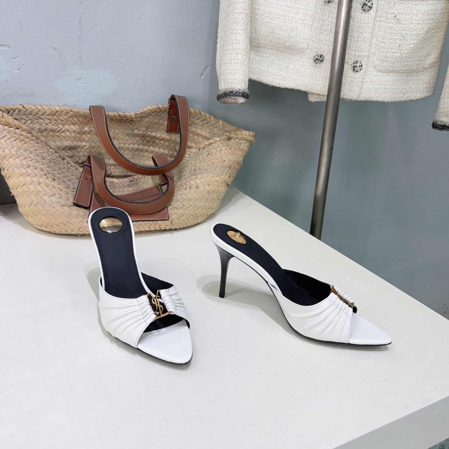 NO:871348,High quality!  The niche trendy brand Saint Laurent YSL26 spring and summer new iconic logo hardware buckle pointed toe high heels fish mouth slippers and sandals!  The catwalk style high heels and various mini skirts are matched with each other, so you don’t have to worry about your foot shape at all! The logo buckle is particularly beautiful!  Under the illumination of the light, the illusion of color appears. It is so beautiful that the whiteness of the upper toes makes people look head-high!  Unleash the infinite elegance and charm and explore more high-heeled shoes!  The upper is made of calfskin, the lining is sheepskin, and the outsole is genuine leather imported from Italy. Heel height: 7.5cm. Size: 35-41 (4041 is non-refundable). Comes with original packaging, high heels and slippers, saint laurent, saint laurent, saint laurent, sandals, high heels, slippers, skirts, cowhide, sheepskin, Leather soles.19860909高品质！小众潮牌Saint Laurent圣罗兰ysl26春夏新标志性Logo五金扣尖头高跟鱼嘴拖鞋凉鞋！ 走秀款高跟鞋 各种小裙子搭配起来 完全不挑脚型哦 Logo扣饰特别好看！在光线的照耀下呈现幻彩 真的美的过分 上脚显白的让人上头！释放无限优雅魅力 探索更多臻选高跟鞋！ 鞋面采用小牛皮 内里垫脚羊皮 意大利进口真皮大底 跟高:7.5cm 码数:35-41（4041定不退换） 配原版包装,高跟鞋拖鞋,saint laurent,saint laurent,saint laurent,sandals,high heels,slippers,skirts,cowhide,sheepskin,Leather soles,Women's Shoes