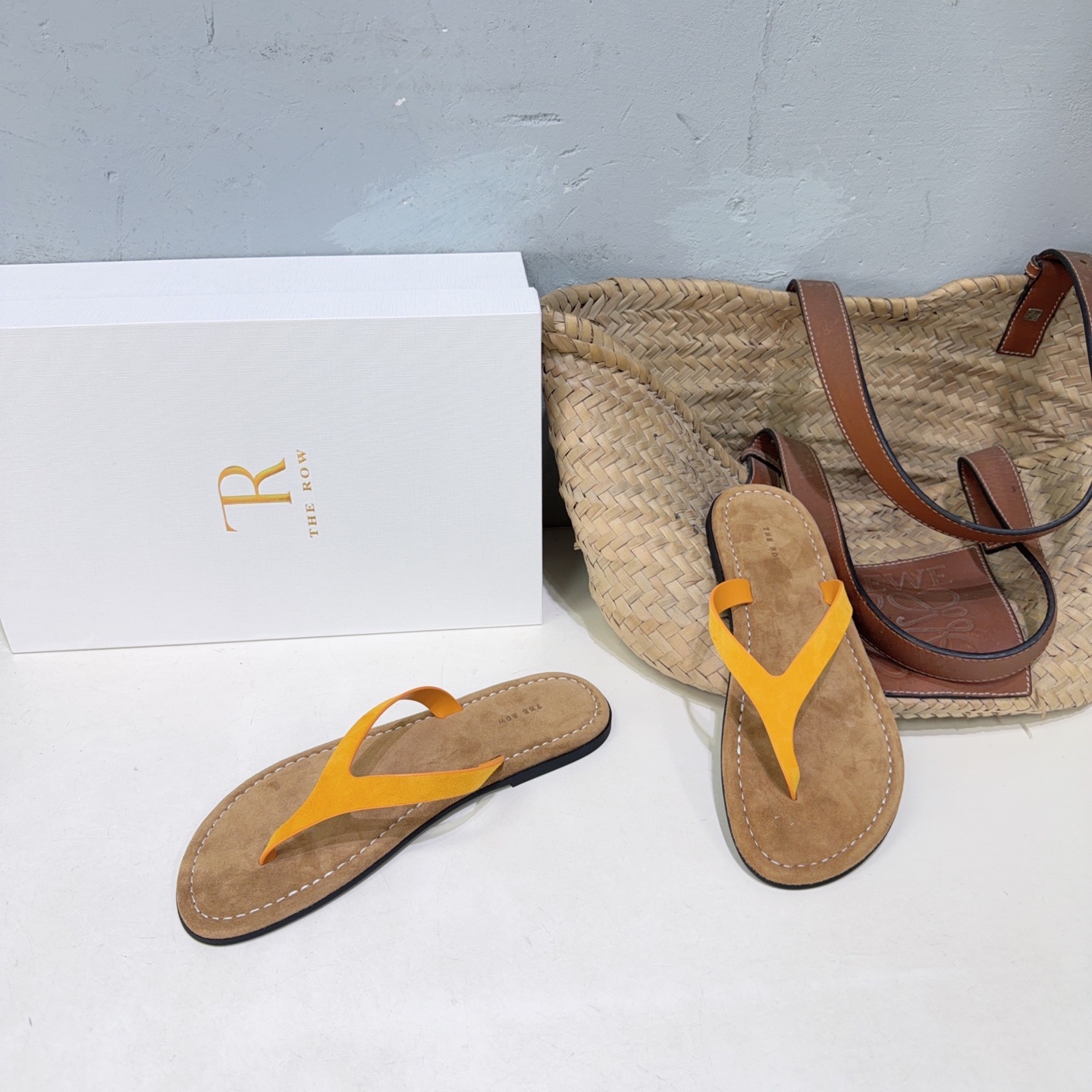 ¡Fábrica de alta calidad! Marca de moda de nicho 🔥The RoW 𝟐𝟔𝐀𝐖Nuevas chanclas planas de playa de estilo minimalist…