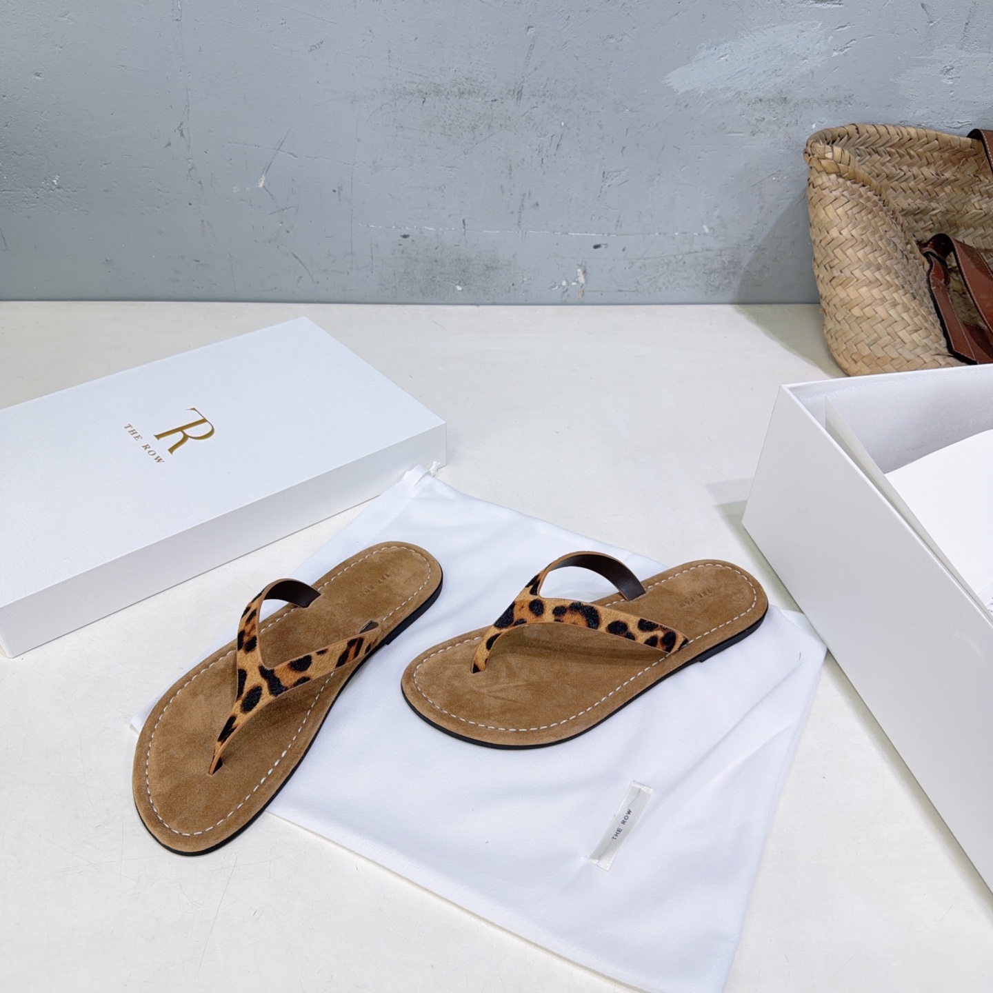 ¡Fábrica de alta calidad! Marca de moda de nicho 🔥The RoW 𝟐𝟔𝐀𝐖Nuevas chanclas planas de playa de estilo minimalist…