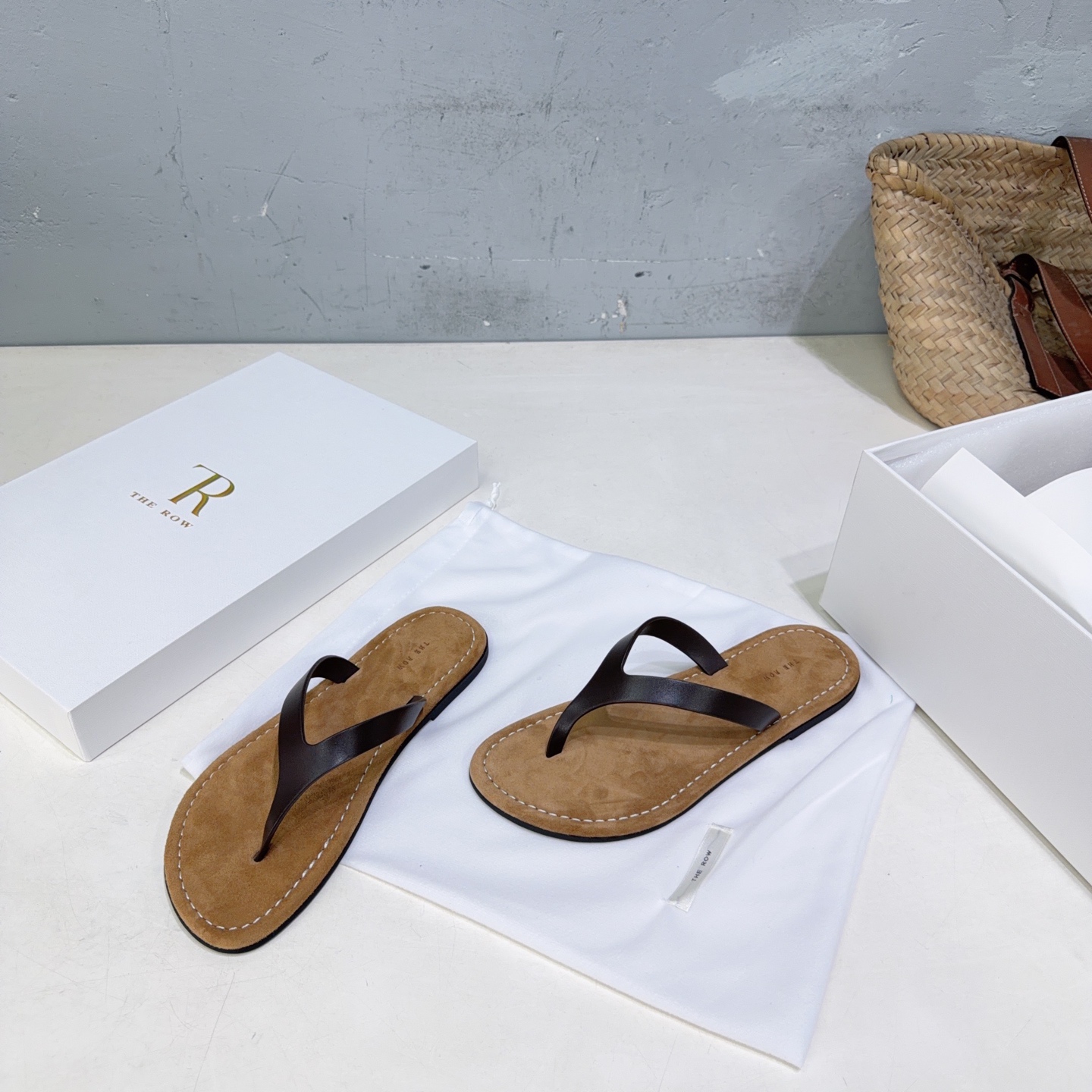 ¡Fábrica de alta calidad! Marca de moda de nicho 🔥The RoW 𝟐𝟔𝐀𝐖Nuevas chanclas planas de playa de estilo minimalist…