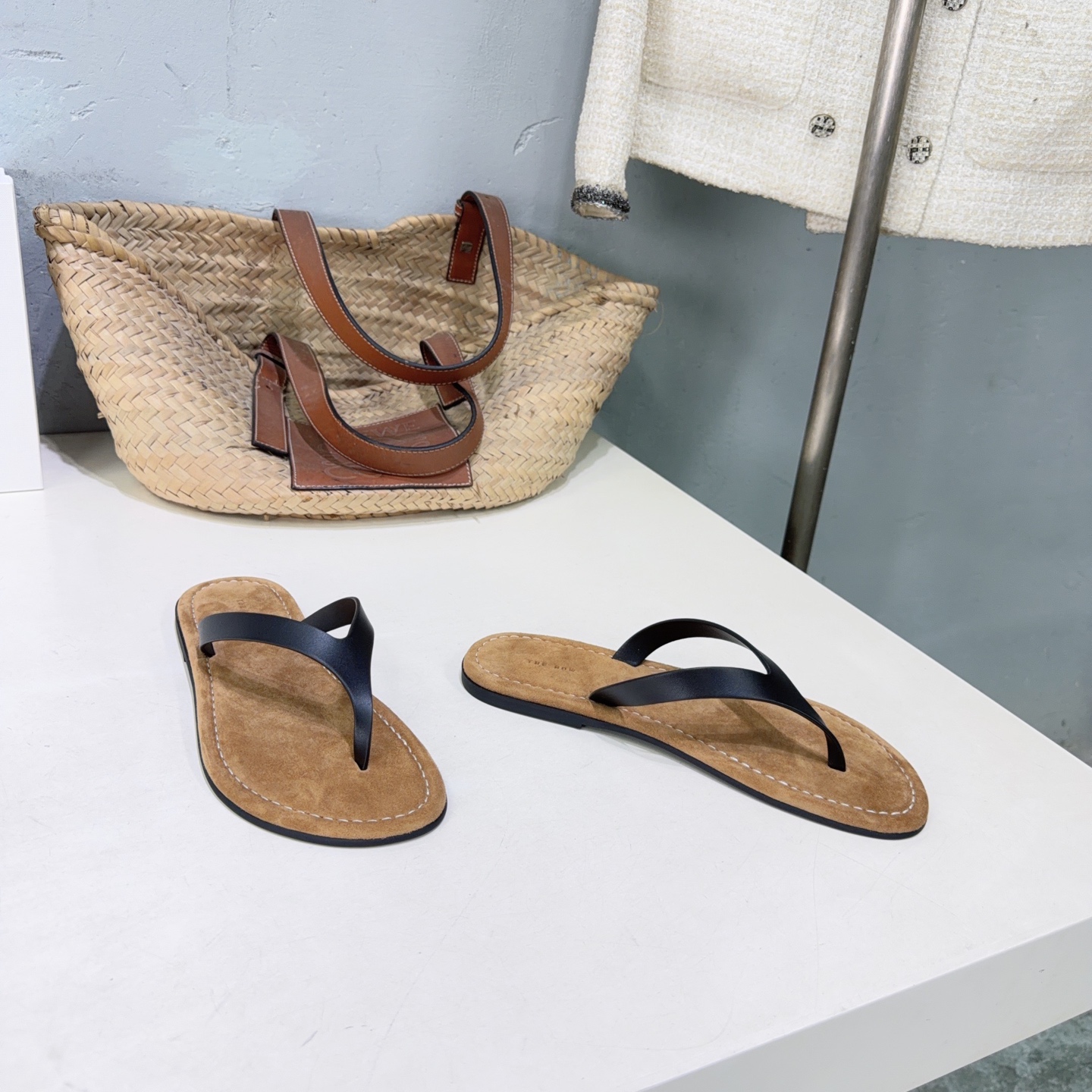 ¡Fábrica de alta calidad! Marca de moda de nicho 🔥The RoW 𝟐𝟔𝐀𝐖Nuevas chanclas planas de playa de estilo minimalist…
