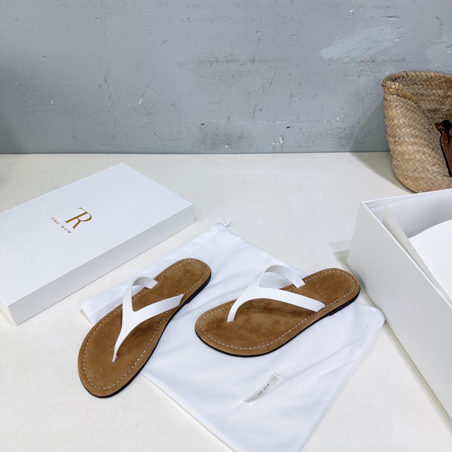 ¡Fábrica de alta calidad! Marca de moda de nicho 🔥The RoW 𝟐𝟔𝐀𝐖Nuevas chanclas planas de playa de estilo minimalist…