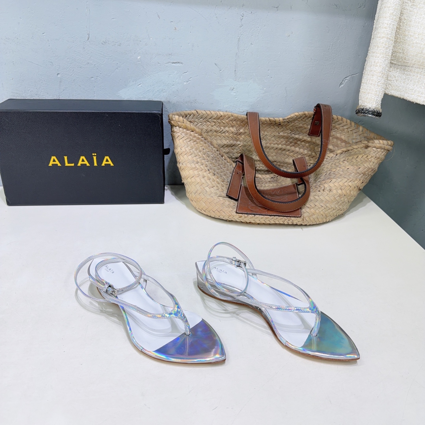 ¡Fábrica de alta calidad! Marca de moda de nicho 🔥ALAIA 26 primavera y verano🔥🆕Las últimas chanclas con tacón de cri…