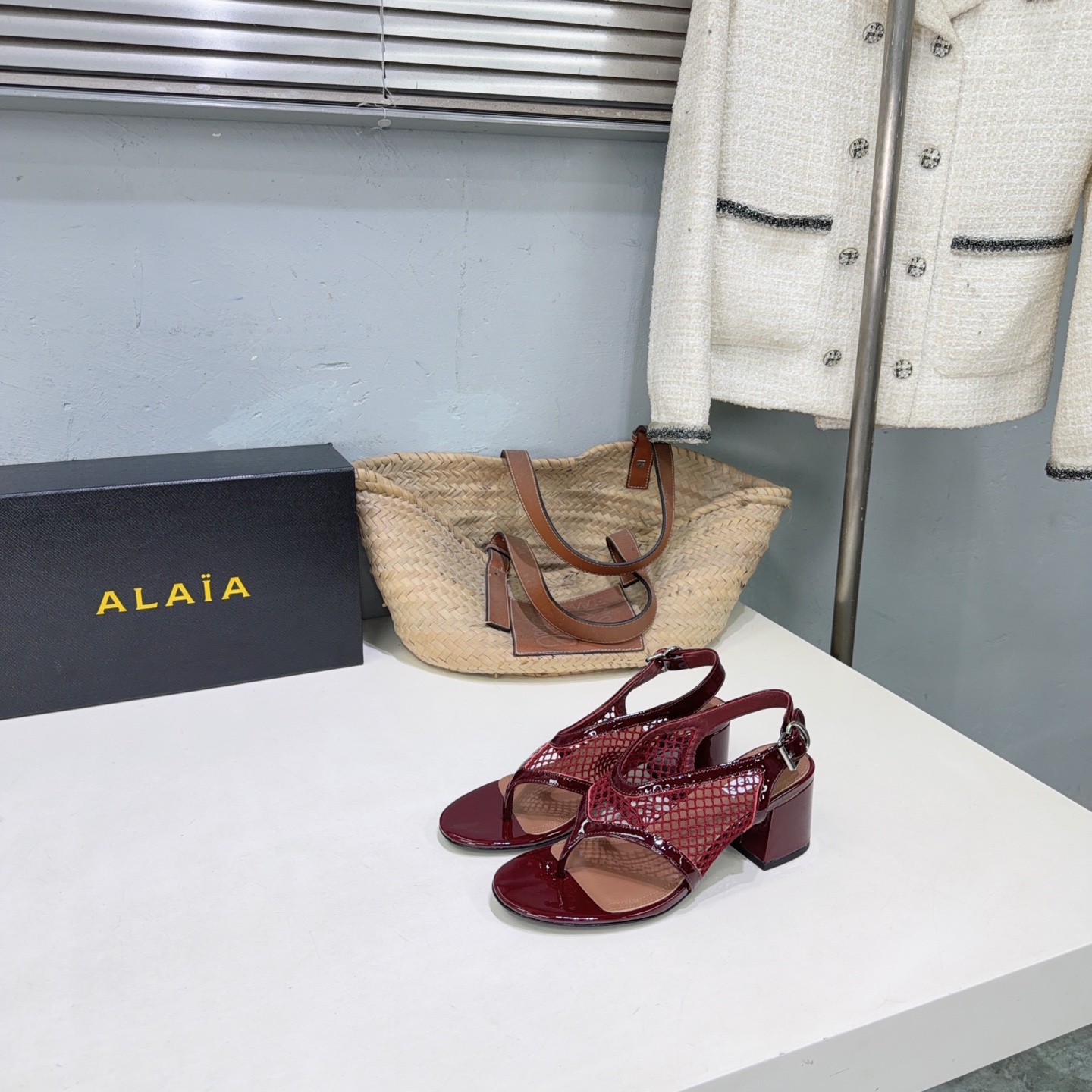 ¡Fábrica de alta calidad! Marca de moda de nicho 🔥 ALAIA 𝟐𝟔𝐀𝐖 Nuevo producto para primavera y verano Sandalias clá…