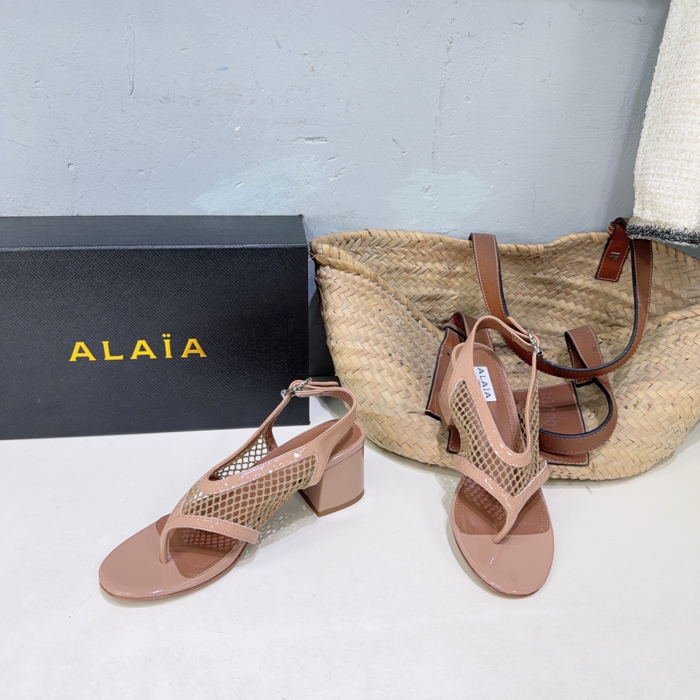 ¡Fábrica de alta calidad! Marca de moda de nicho 🔥 ALAIA 𝟐𝟔𝐀𝐖 Nuevo producto para primavera y verano Sandalias clá…