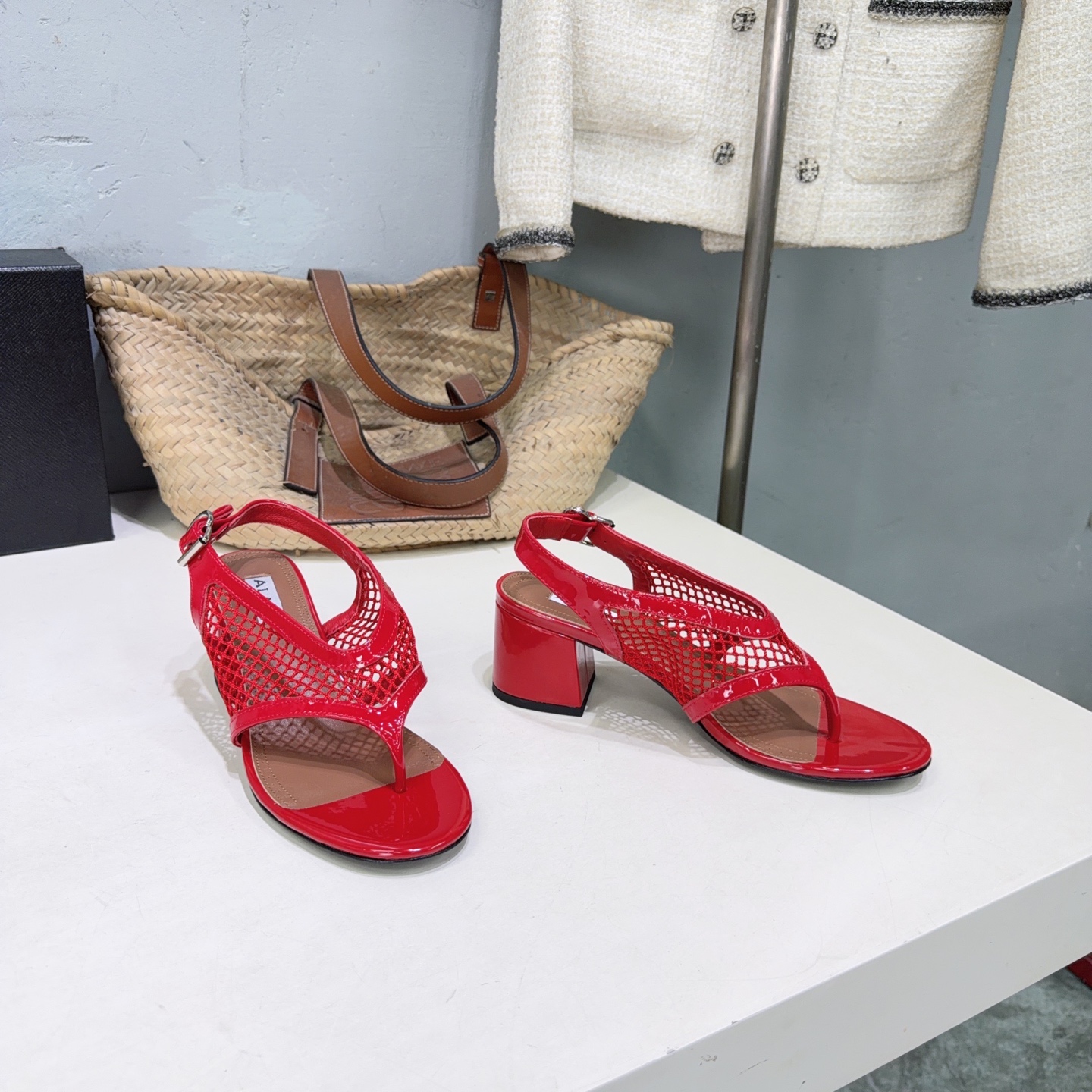 ¡Fábrica de alta calidad! Marca de moda de nicho 🔥 ALAIA 𝟐𝟔𝐀𝐖 Nuevo producto para primavera y verano Sandalias clá…