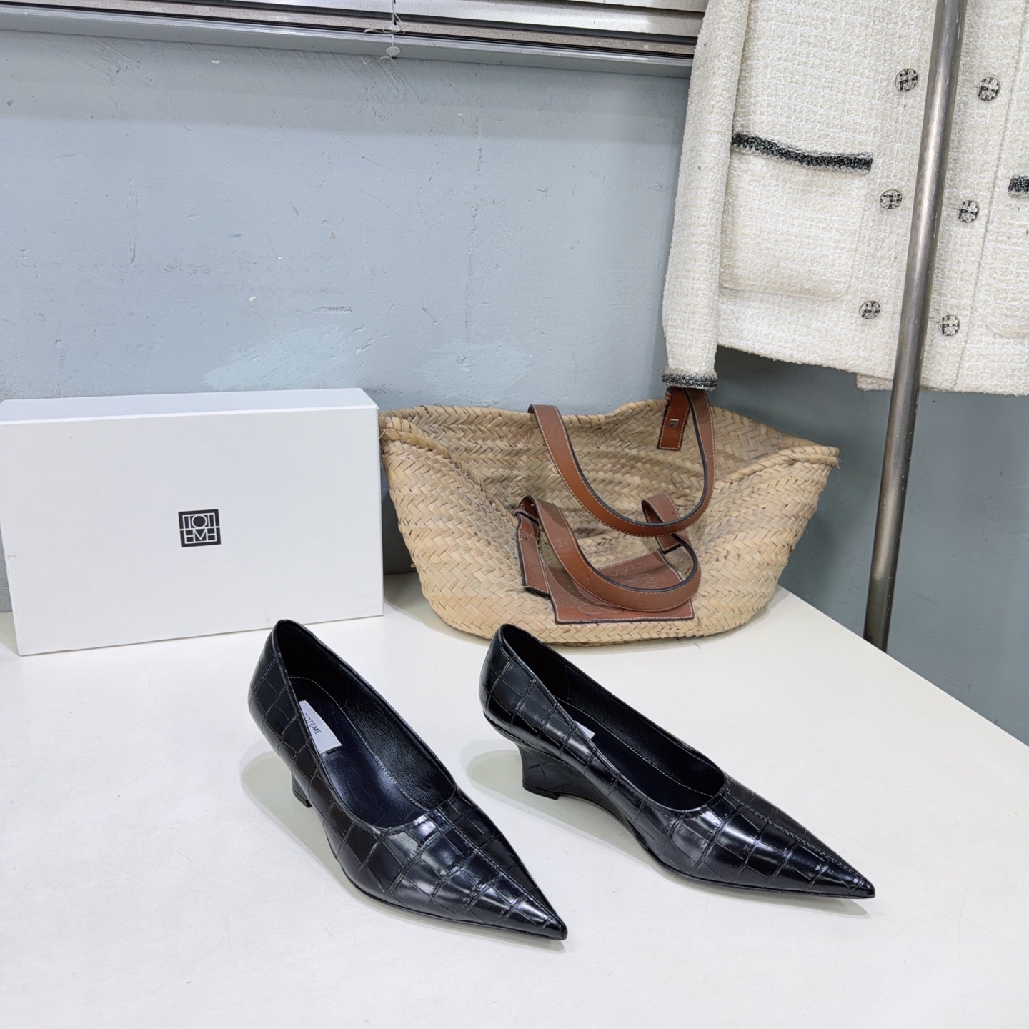 ¡Fábrica de alta calidad! Marca de moda de nicho 🔥 ¡Toteme26 nuevos zapatos de cuña con punta en punta y patrón de pie…