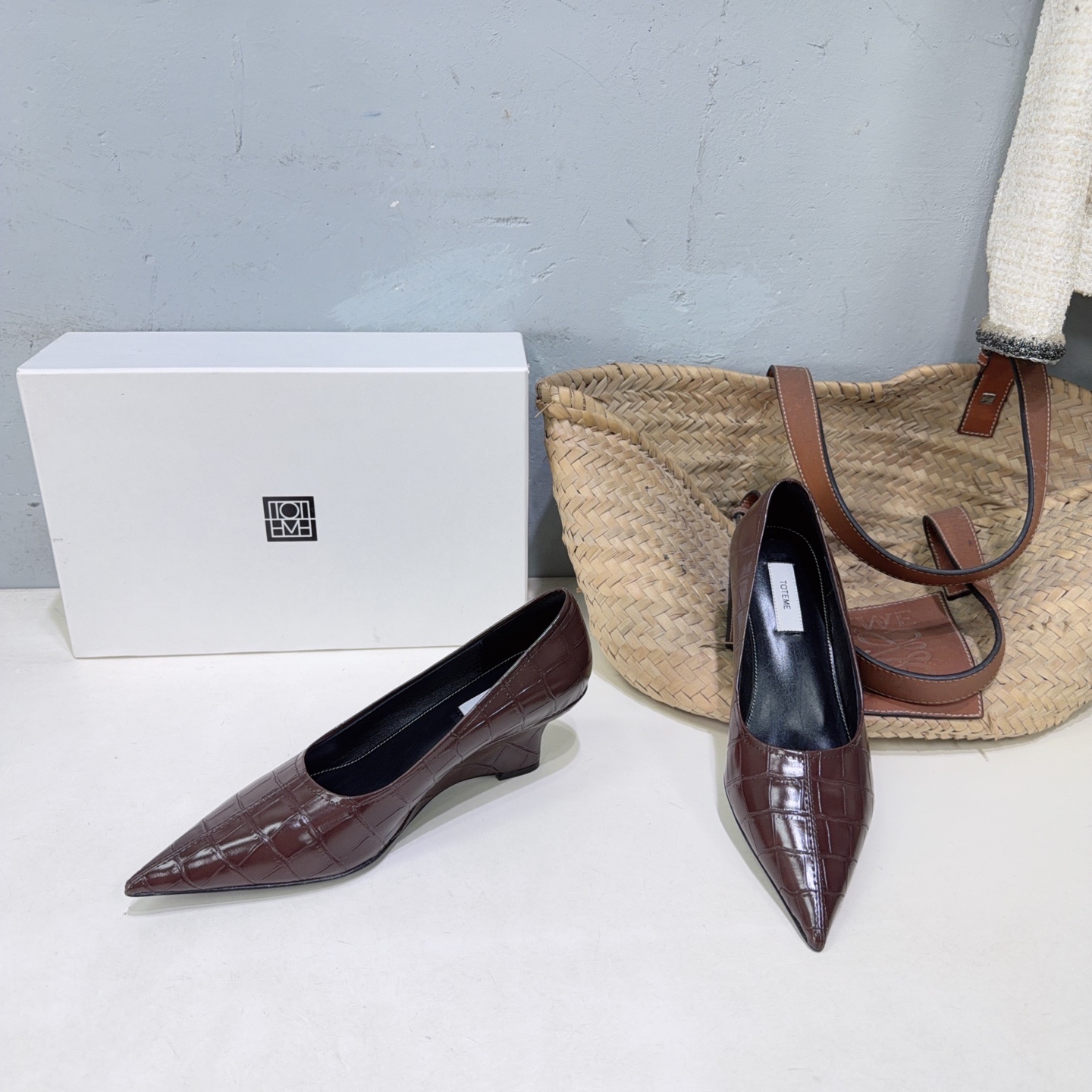 ¡Fábrica de alta calidad! Marca de moda de nicho 🔥 ¡Toteme26 nuevos zapatos de cuña con punta en punta y patrón de pie…