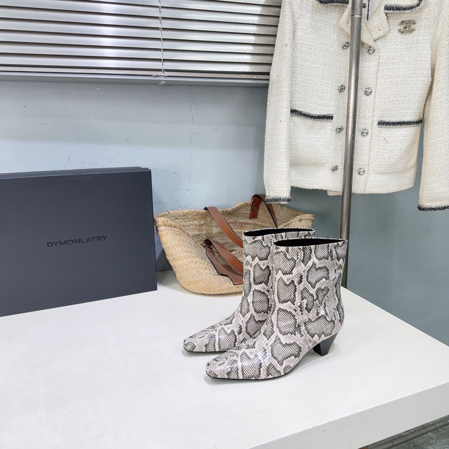 ¡Fábrica de alta calidad! Marca de moda de nicho 🔥DYMONLATRY𝟐𝟔 nuevas botas cortas con punta cuadrada y tacón de met…