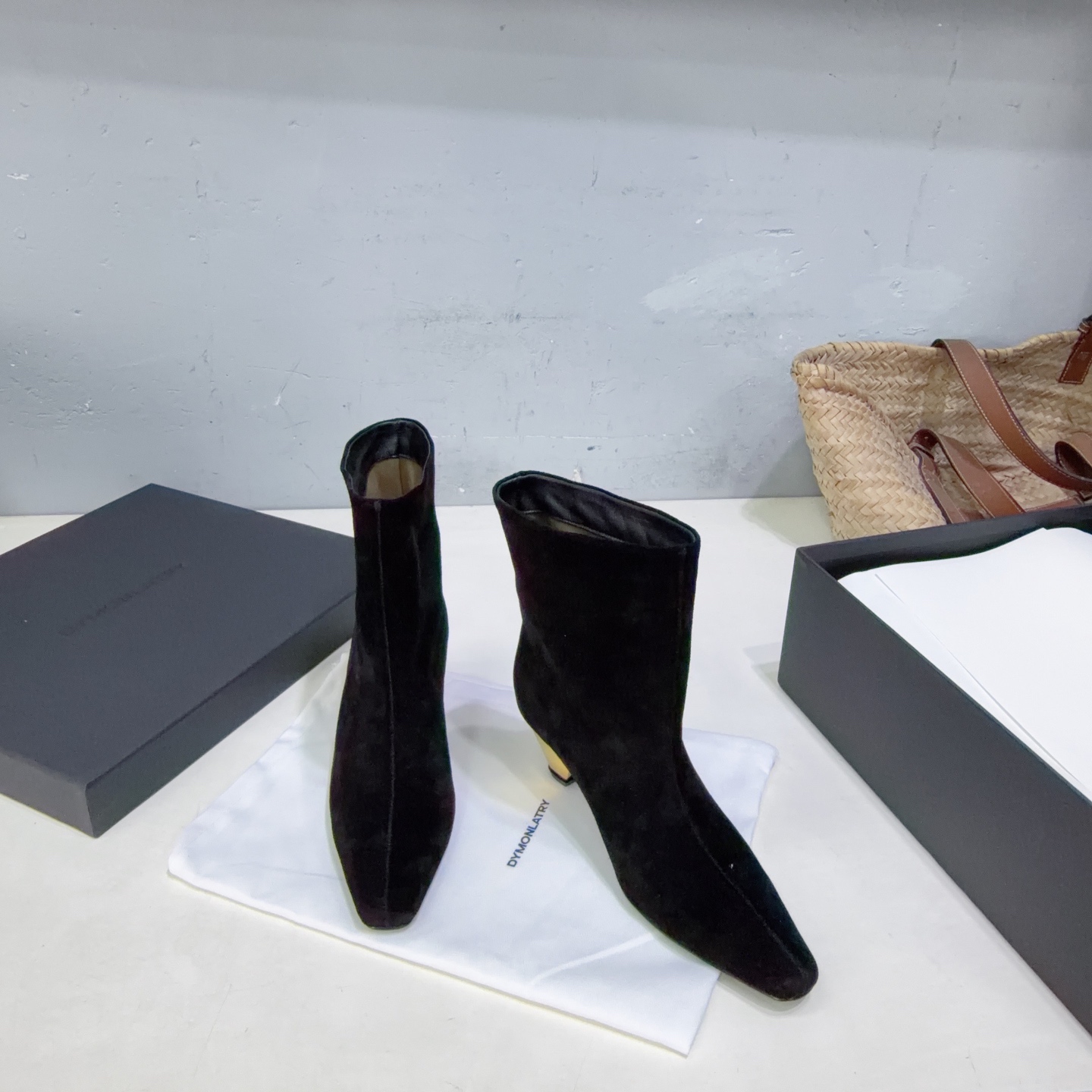 ¡Fábrica de alta calidad! Marca de moda de nicho 🔥DYMONLATRY𝟐𝟔 nuevas botas cortas con punta cuadrada y tacón de met…