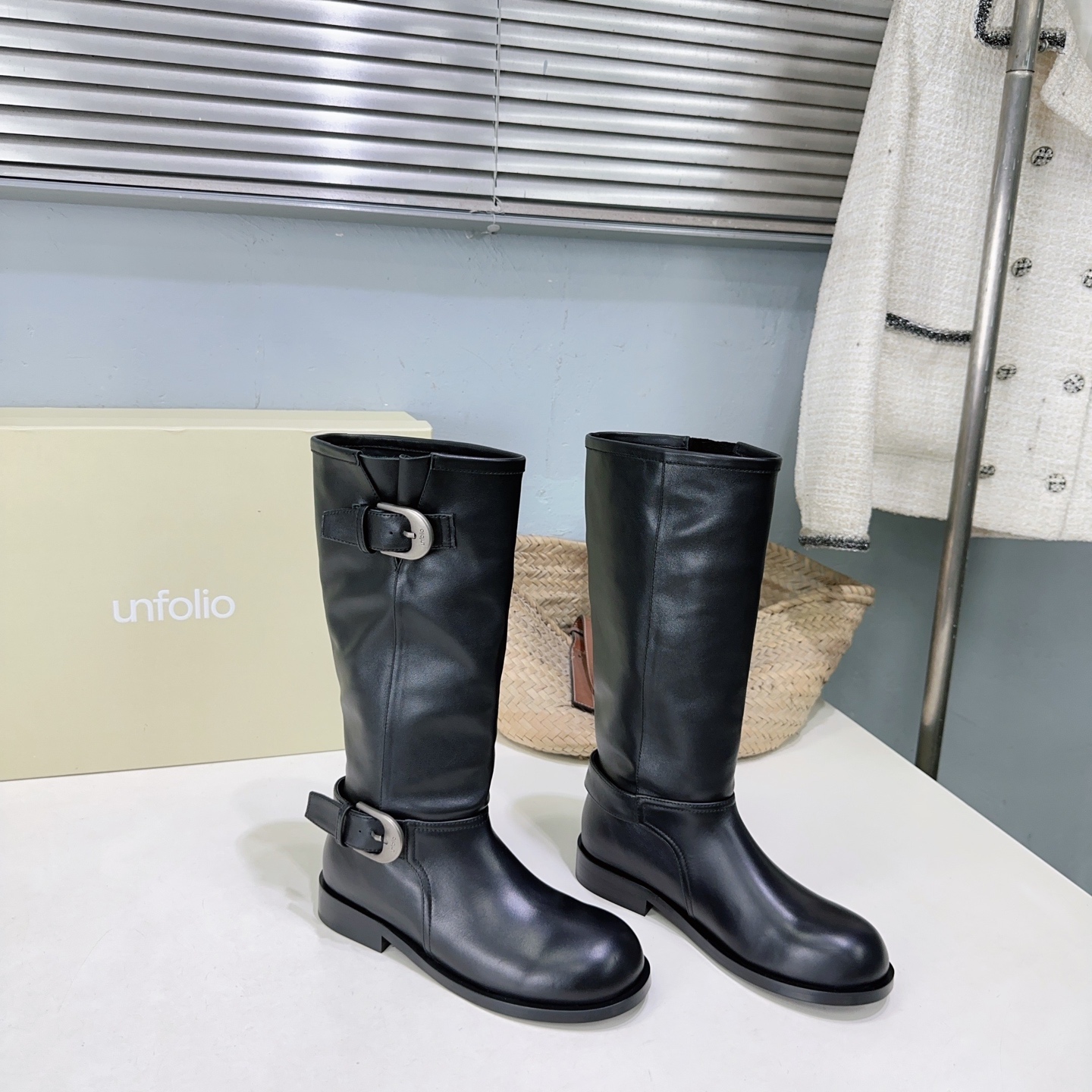 ¡Fábrica de alta calidad! Marca de moda de nicho 🔥 ¡Unfolio 26ss nuevas botas Martin con punta redonda y hebilla retro…