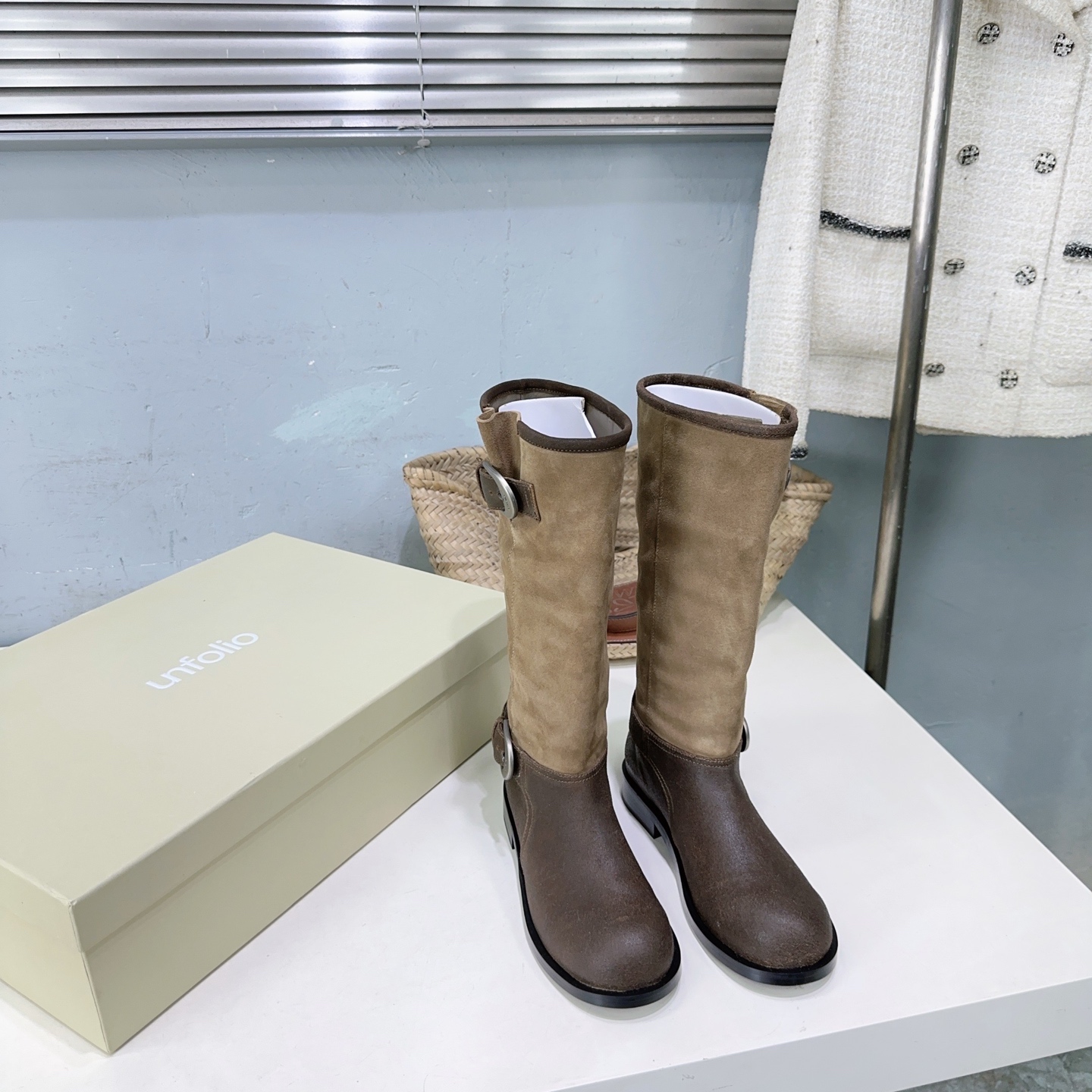 ¡Fábrica de alta calidad! Marca de moda de nicho 🔥 ¡Unfolio 26ss nuevas botas Martin con punta redonda y hebilla retro…