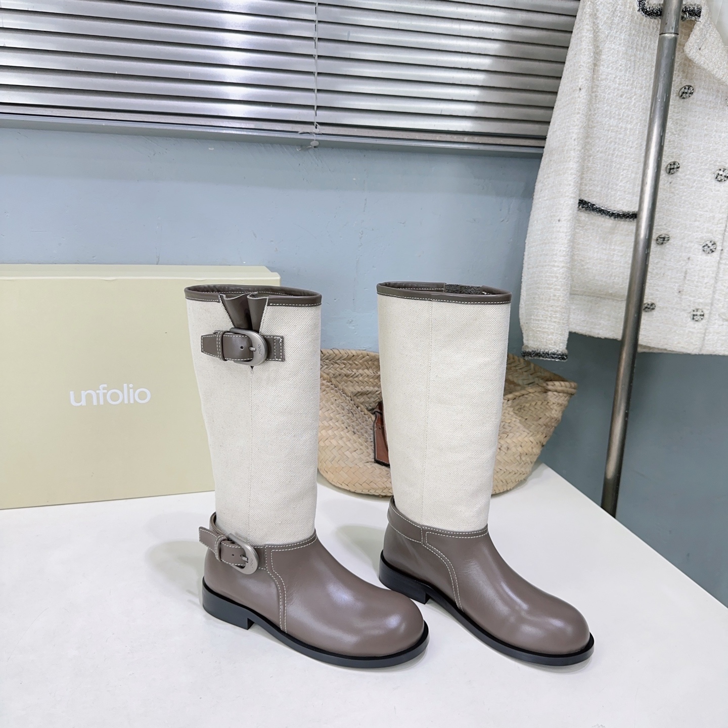 ¡Fábrica de alta calidad! Marca de moda de nicho 🔥 ¡Unfolio 26ss nuevas botas Martin con punta redonda y hebilla retro…