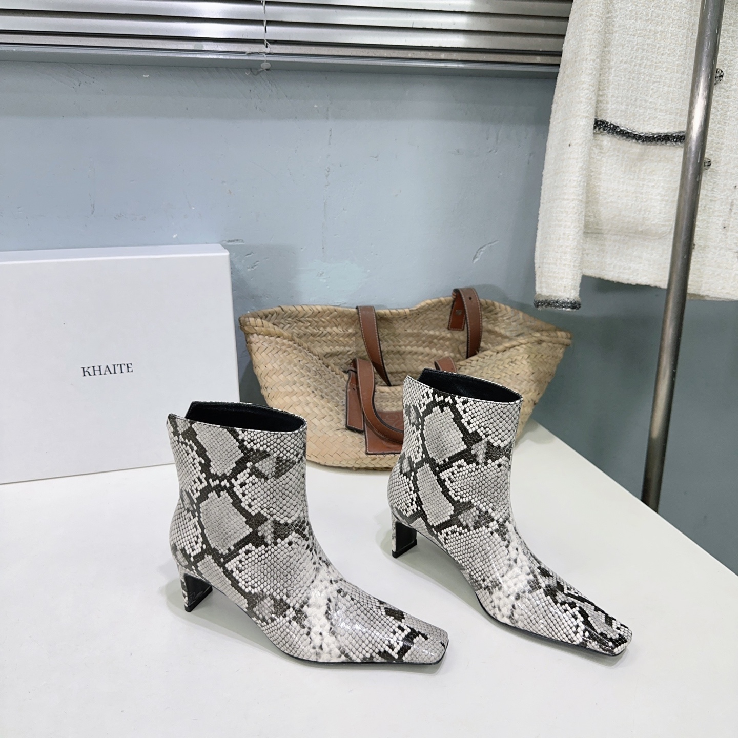 ¡Fábrica de alta calidad! Marca de moda de nicho 🔥khaite26ss ¡nuevas botas cortas con patrón de serpiente y tacón grue…
