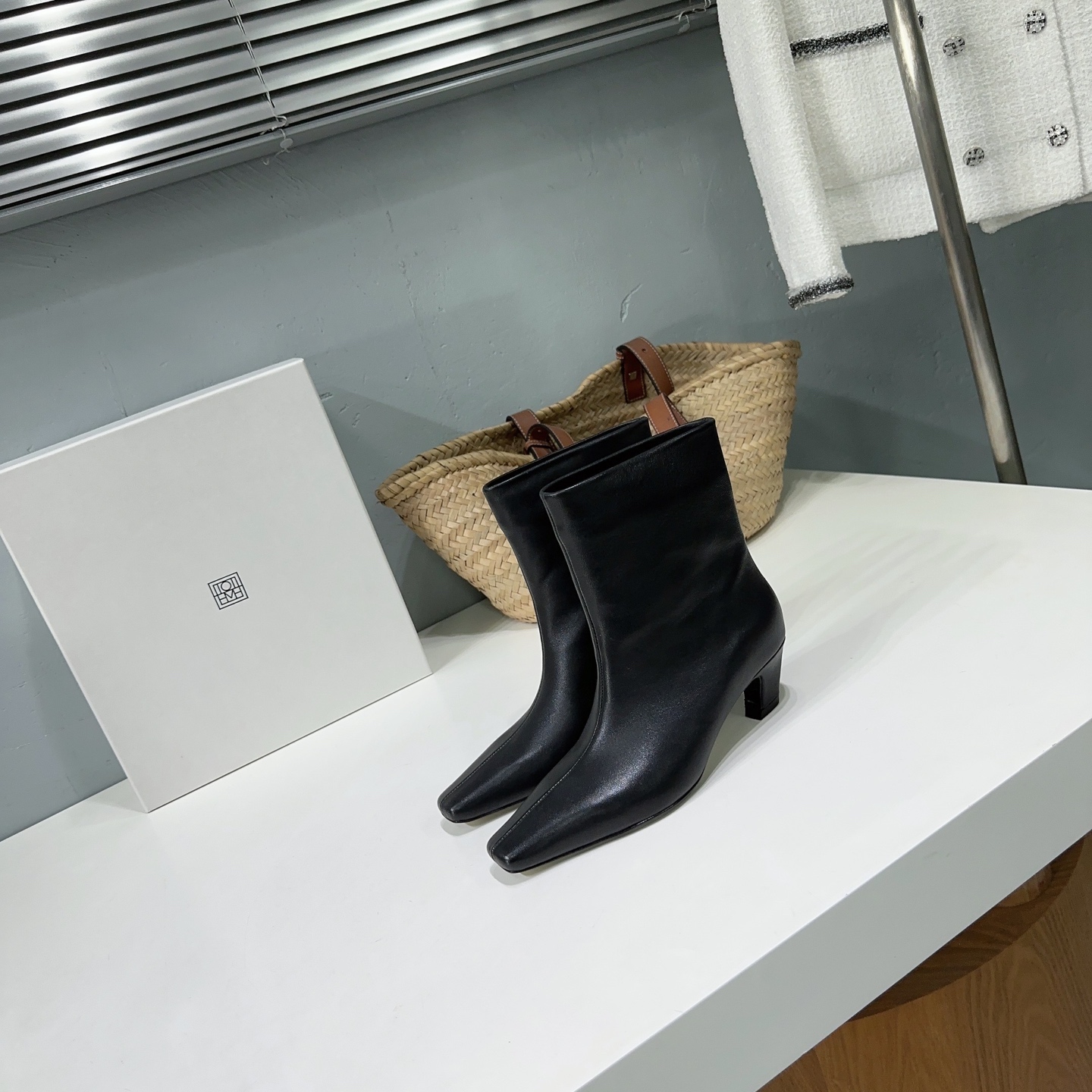 ¡Fábrica de alta calidad! Marca de moda de nicho 🔥Khaite 2026ss nuevas botas cortas con tacón de gato y punta cuadrada…