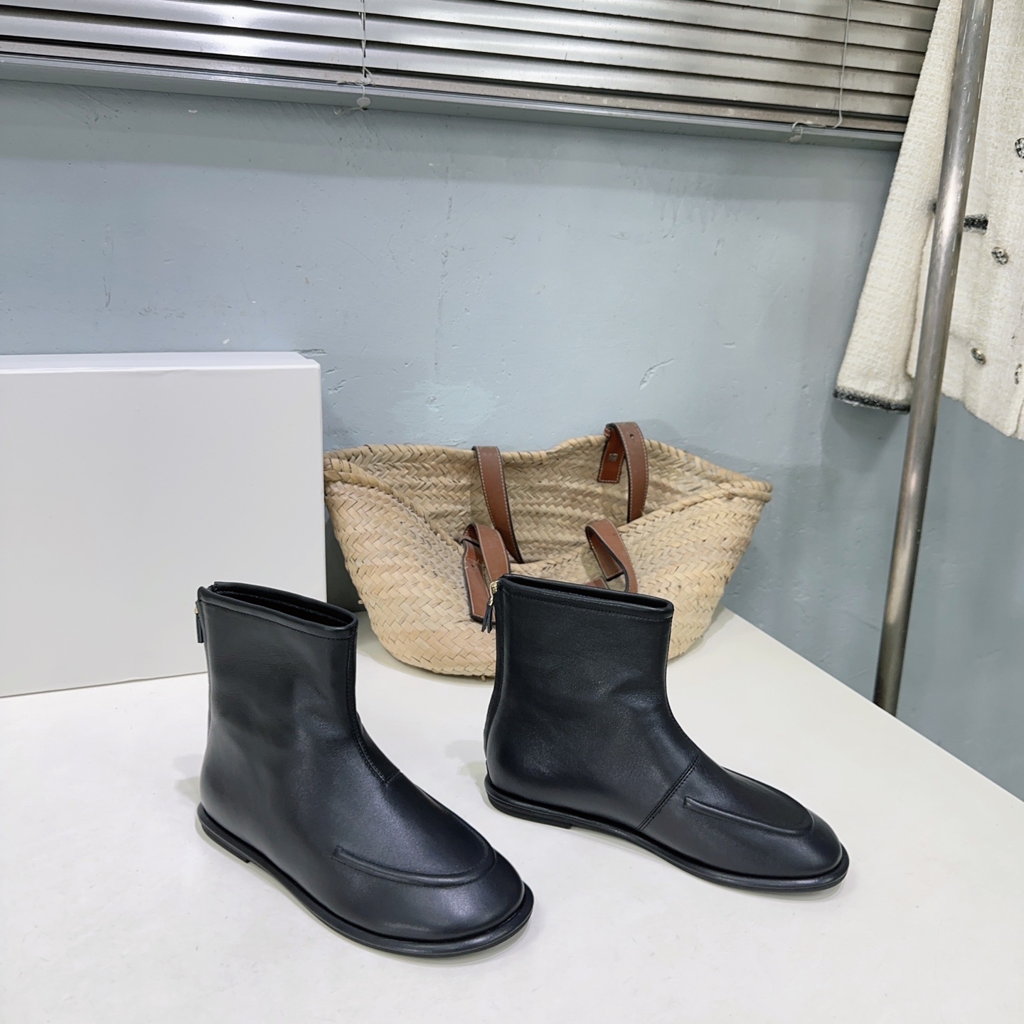 ¡Fábrica de alta calidad! Marca de moda de nicho 🔥¡Las nuevas botas cortas planas con cremallera trasera y punta redon…