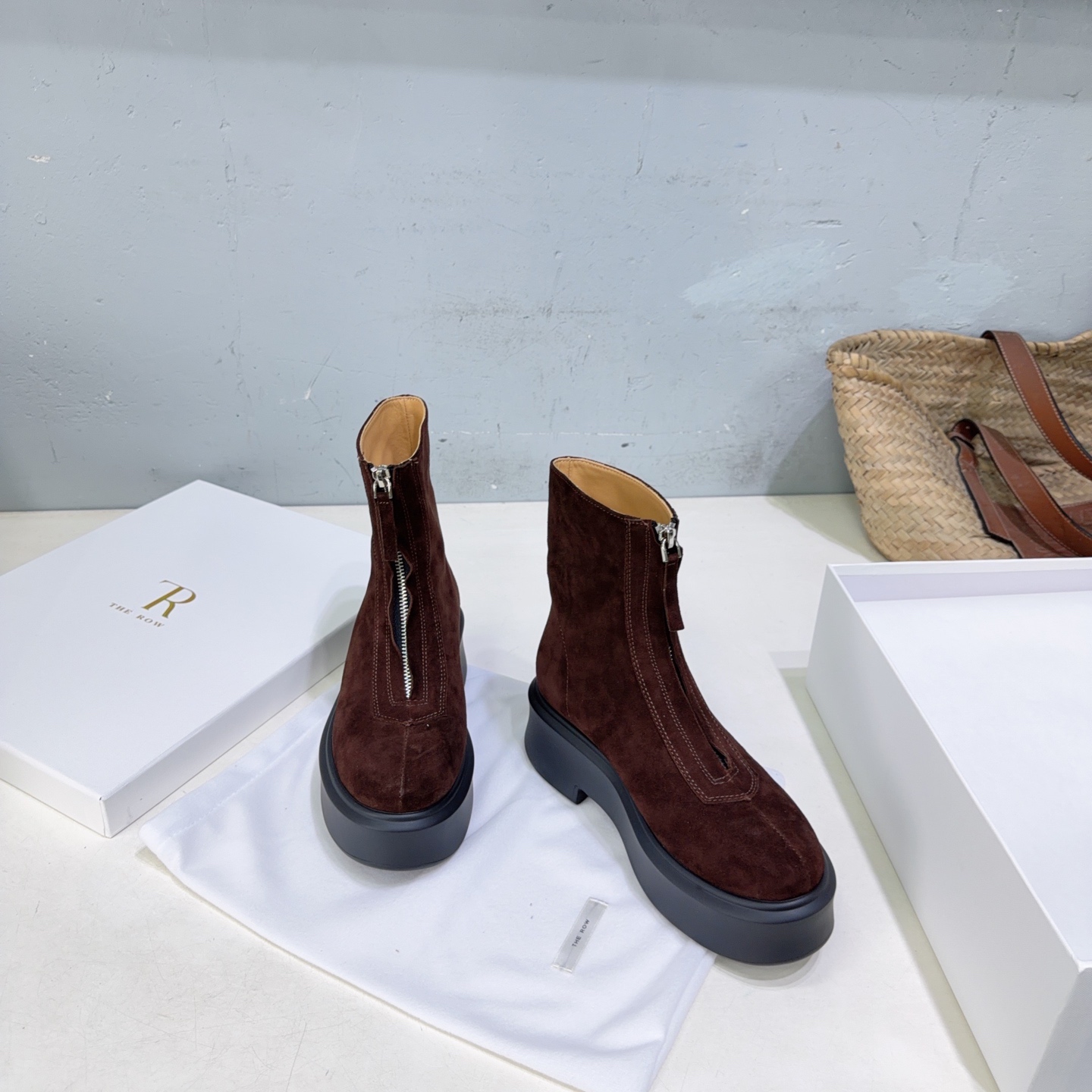 ¡Fábrica de alta calidad! Marca de moda de nicho 🔥 Las botas cortas con cremallera frontal del mismo estilo de Liu Wen…