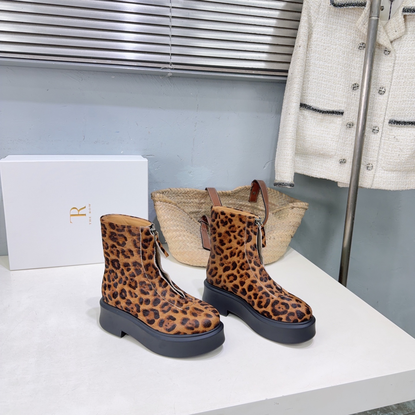 ¡Fábrica de alta calidad! Marca de moda de nicho 🔥 Las botas cortas con cremallera frontal del mismo estilo de Liu Wen…