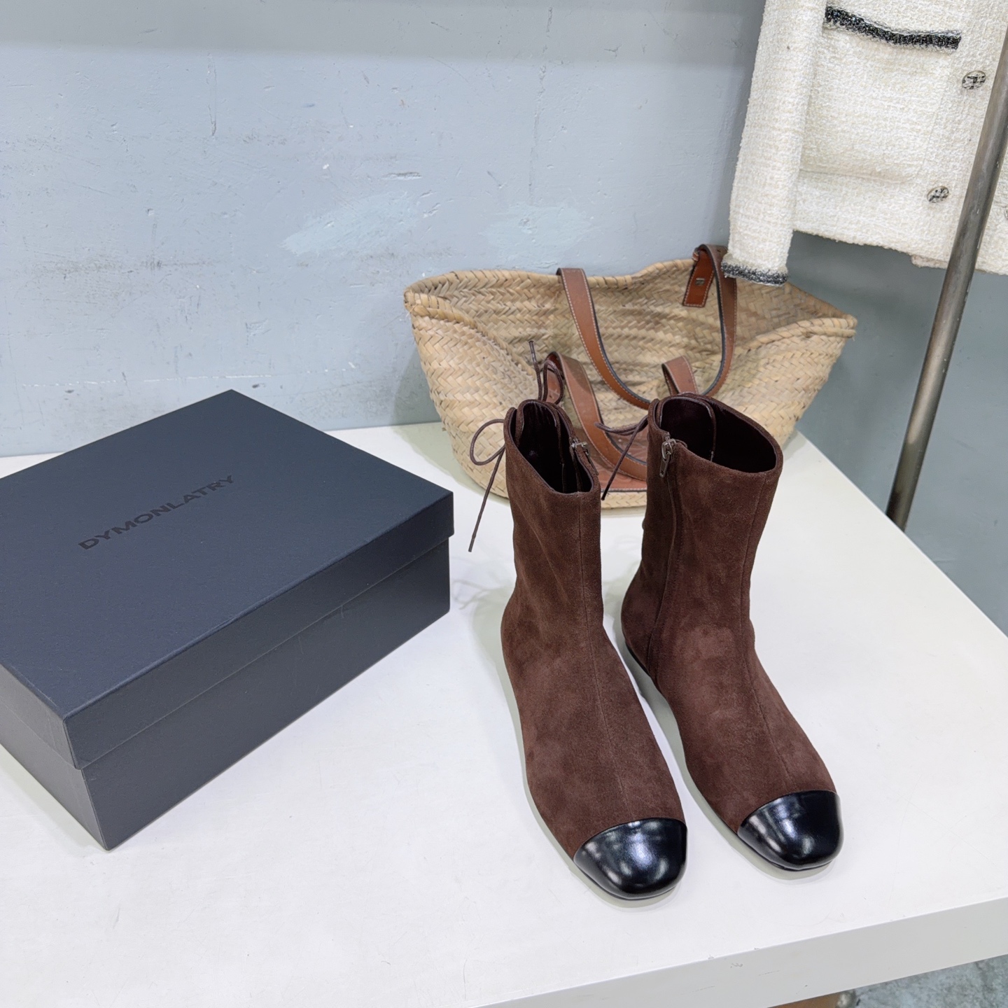 ¡Fábrica de alta calidad! Marca de moda de nicho 🔥DYMONLATRTY𝟐𝟔𝐀𝐖Nuevas botas cortas planas con punta redonda y ti…