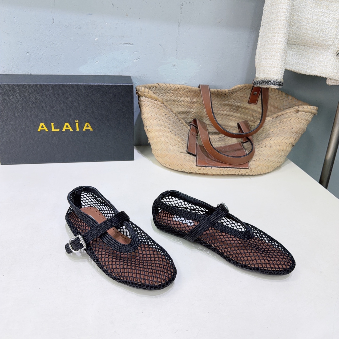 ¡Fábrica de alta calidad! Marca de moda de nicho 🔥 ALAIA 𝟐𝟔𝐀𝐖 Nuevos zapatos Mary Jane de malla con suela plana y …