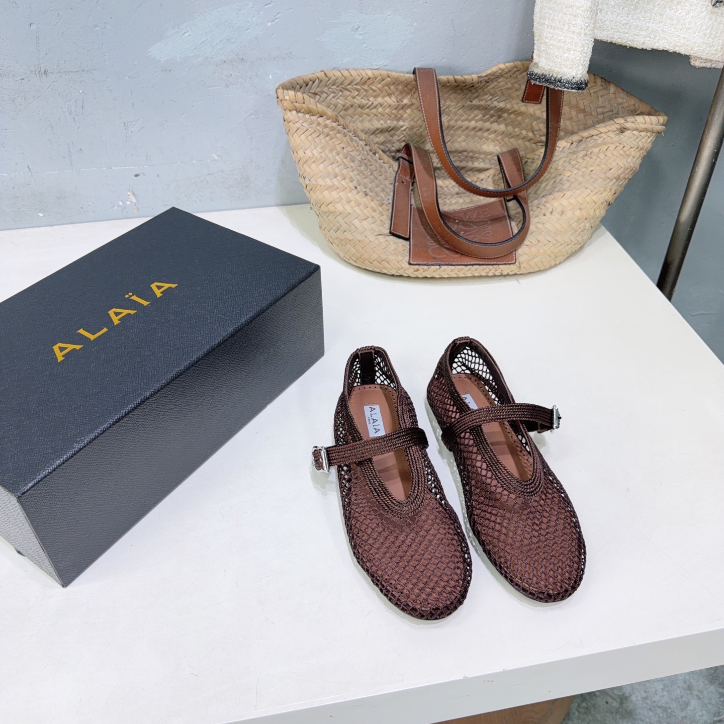 ¡Fábrica de alta calidad! Marca de moda de nicho 🔥 ALAIA 𝟐𝟔𝐀𝐖 Nuevos zapatos Mary Jane de malla con suela plana y …