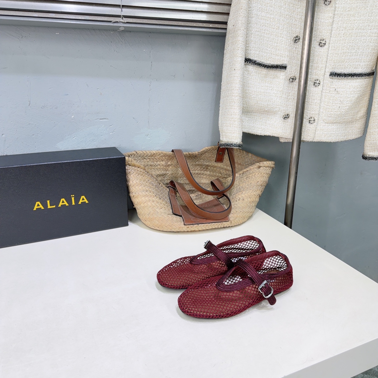 ¡Fábrica de alta calidad! Marca de moda de nicho 🔥 ALAIA 𝟐𝟔𝐀𝐖 Nuevos zapatos Mary Jane de malla con suela plana y …