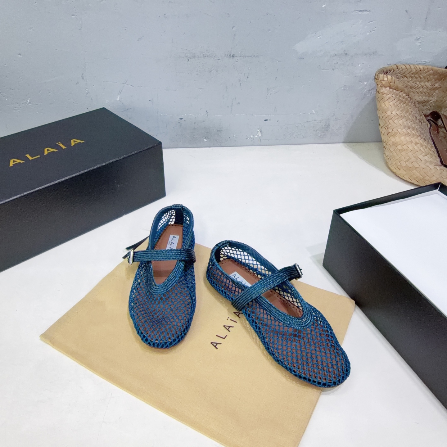 ¡Fábrica de alta calidad! Marca de moda de nicho 🔥 ALAIA 𝟐𝟔𝐀𝐖 Nuevos zapatos Mary Jane de malla con suela plana y …