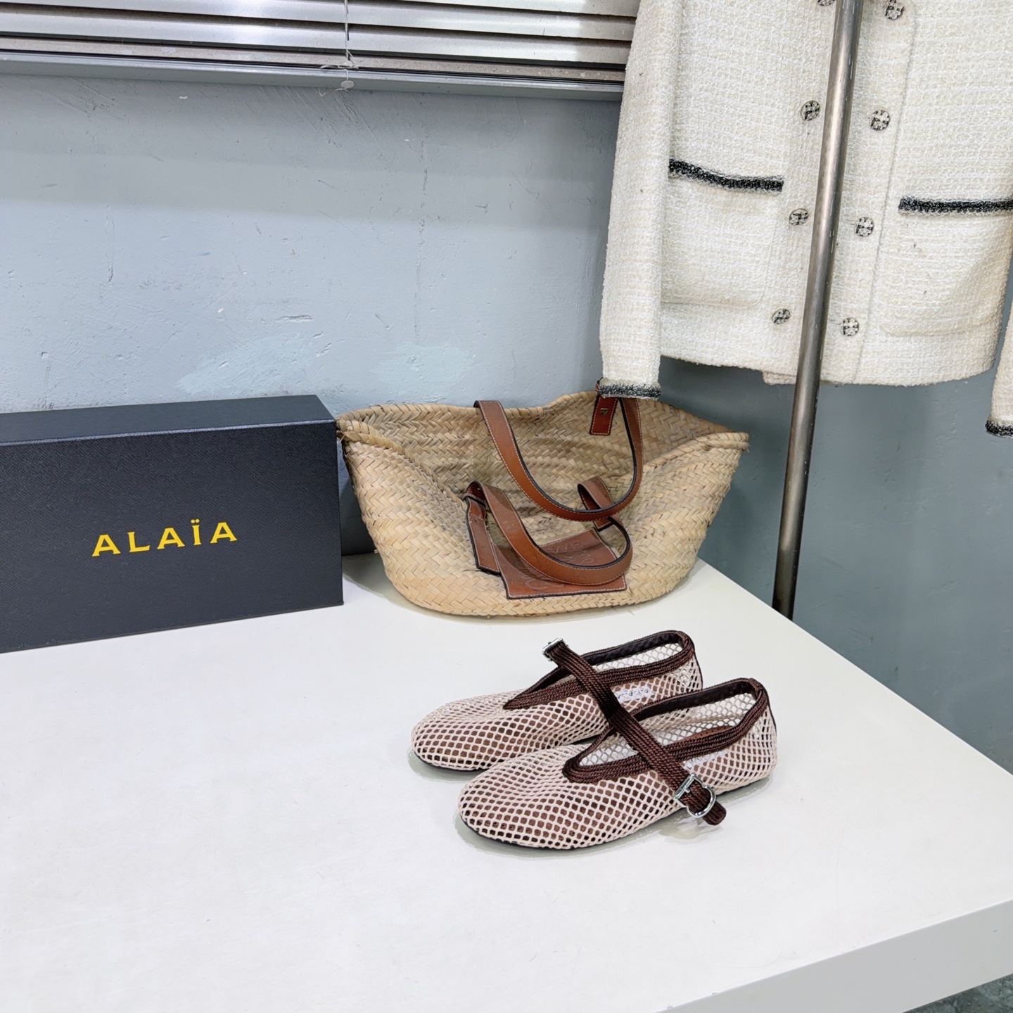 ¡Fábrica de alta calidad! Marca de moda de nicho 🔥 ALAIA 𝟐𝟔𝐀𝐖 Nuevos zapatos Mary Jane de malla con suela plana y …