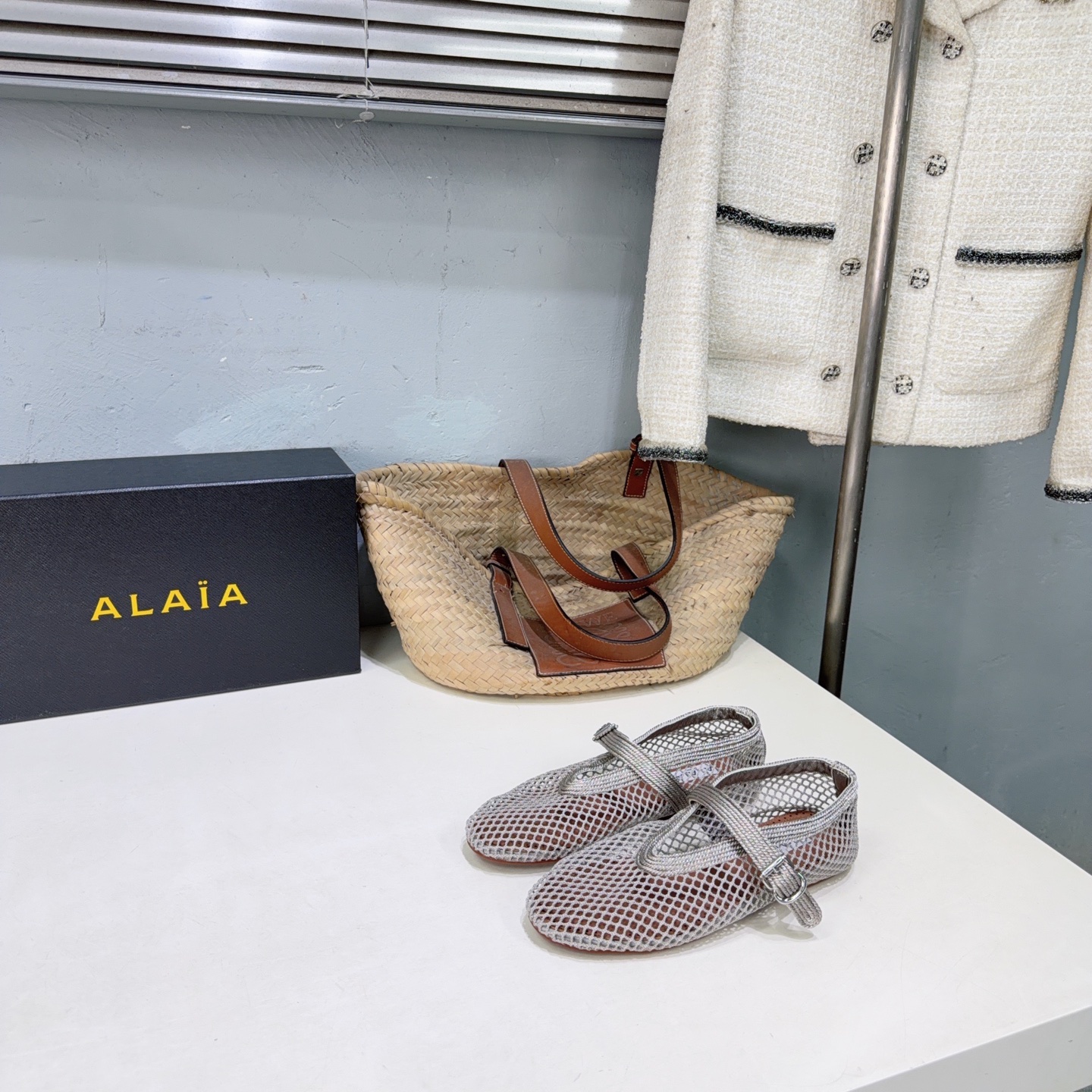 ¡Fábrica de alta calidad! Marca de moda de nicho 🔥 ALAIA 𝟐𝟔𝐀𝐖 Nuevos zapatos Mary Jane de malla con suela plana y …